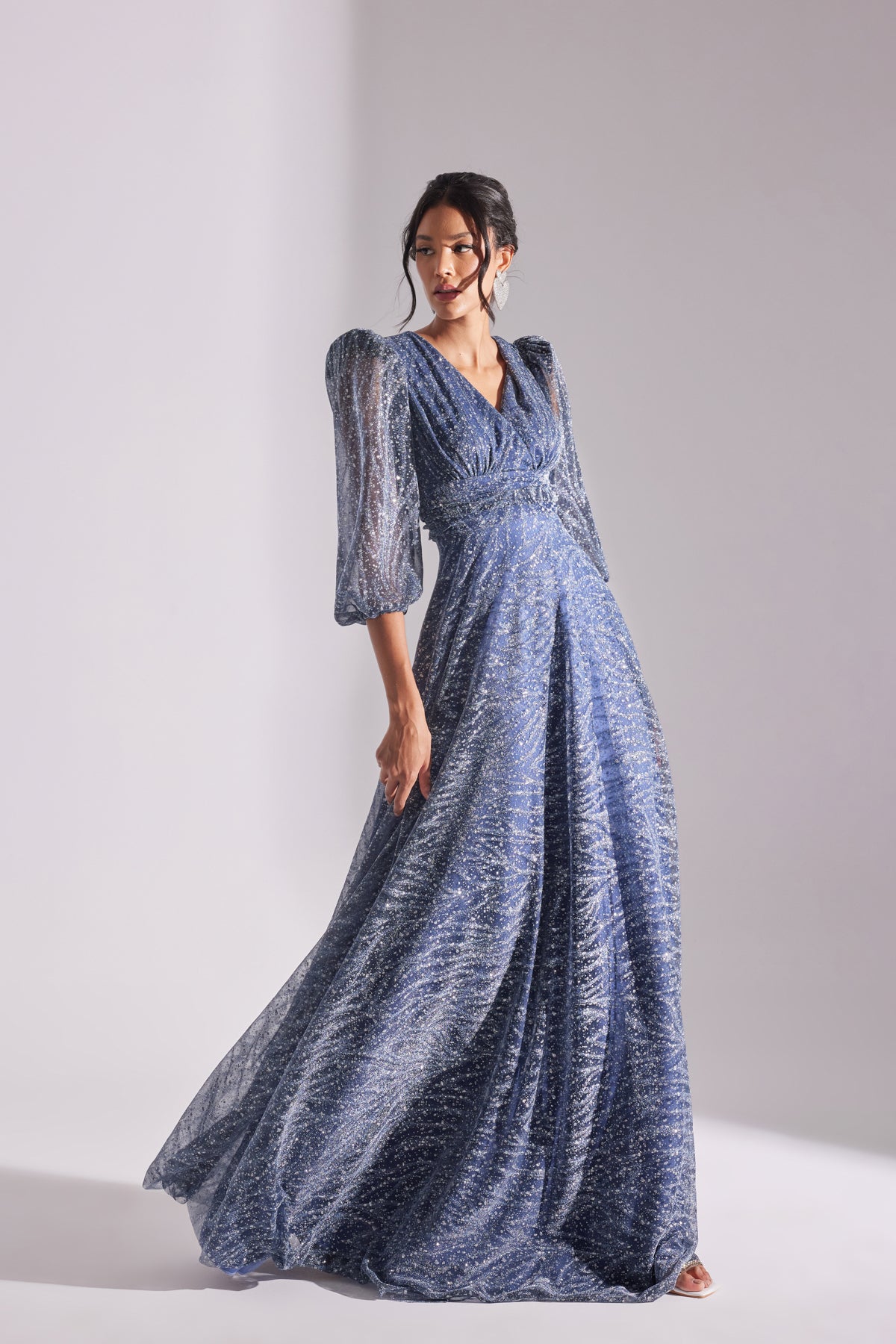 ROBE DE SOIRÉE EN MOUSTACHE BLEU PÉTROLE AVEC VOLANTS EN PAILLETTES