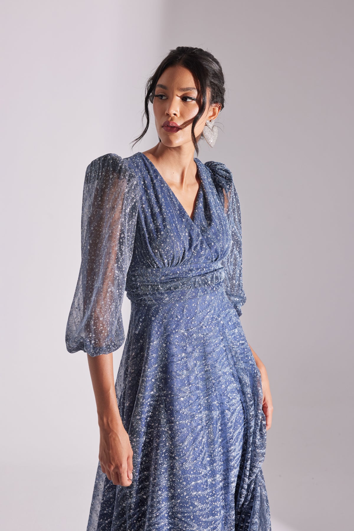 ROBE DE SOIRÉE EN MOUSTACHE BLEU PÉTROLE AVEC VOLANTS EN PAILLETTES