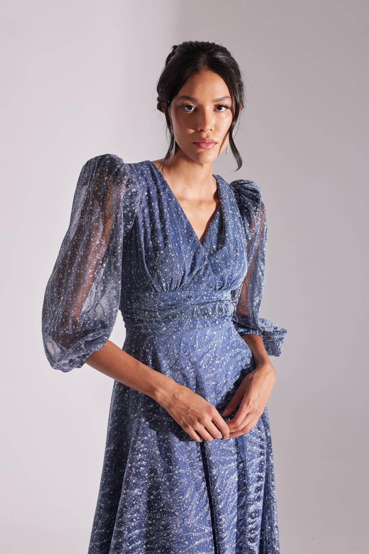 ROBE DE SOIRÉE EN MOUSTACHE BLEU PÉTROLE AVEC VOLANTS EN PAILLETTES