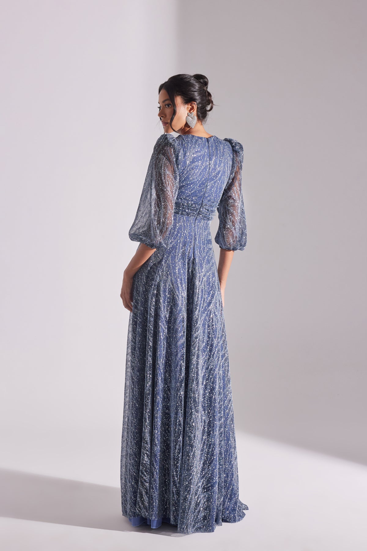 ROBE DE SOIRÉE EN MOUSTACHE BLEU PÉTROLE AVEC VOLANTS EN PAILLETTES