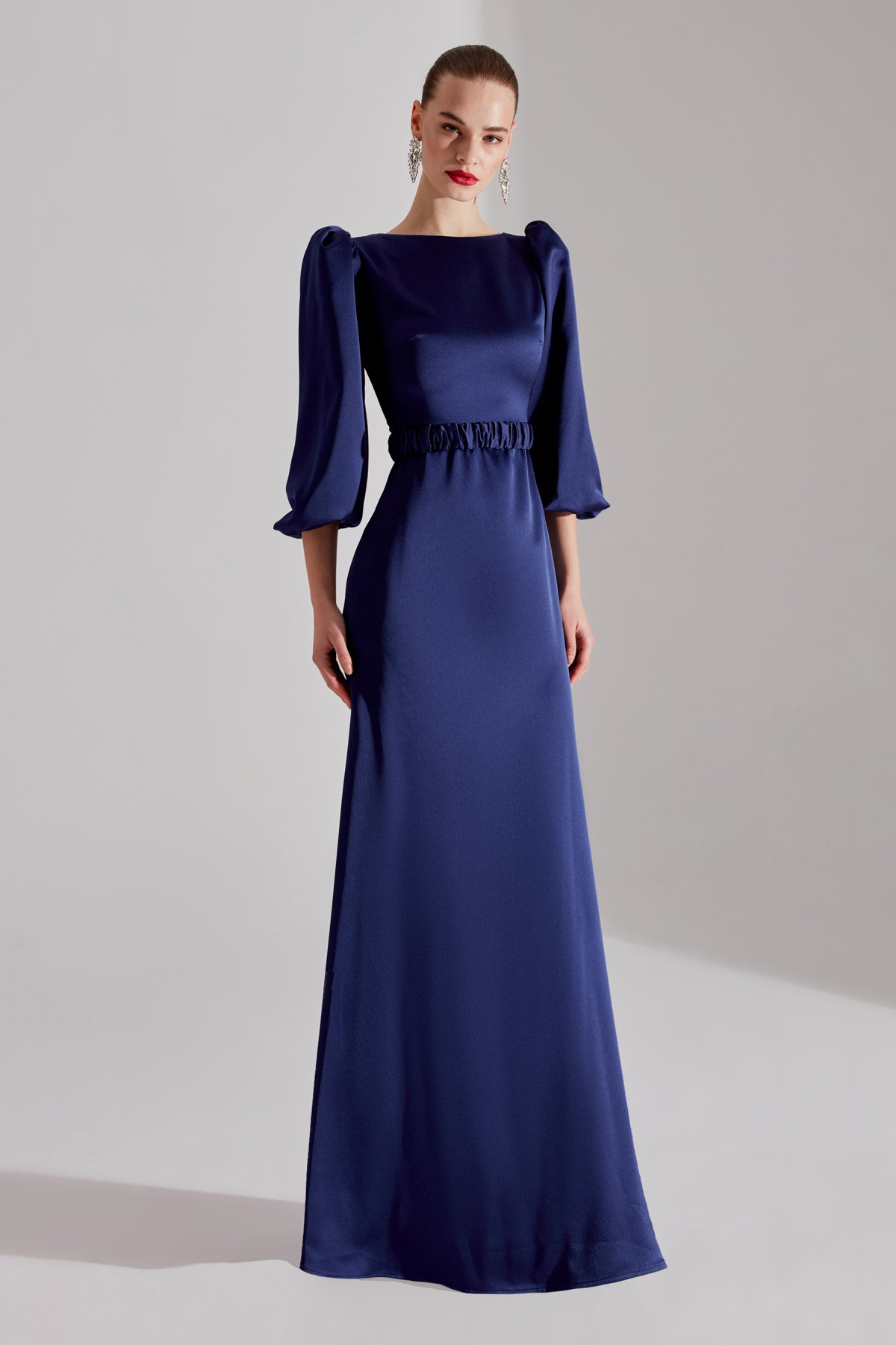 Robe de soirée à manches longues en bleu foncé avec une traîne de comète