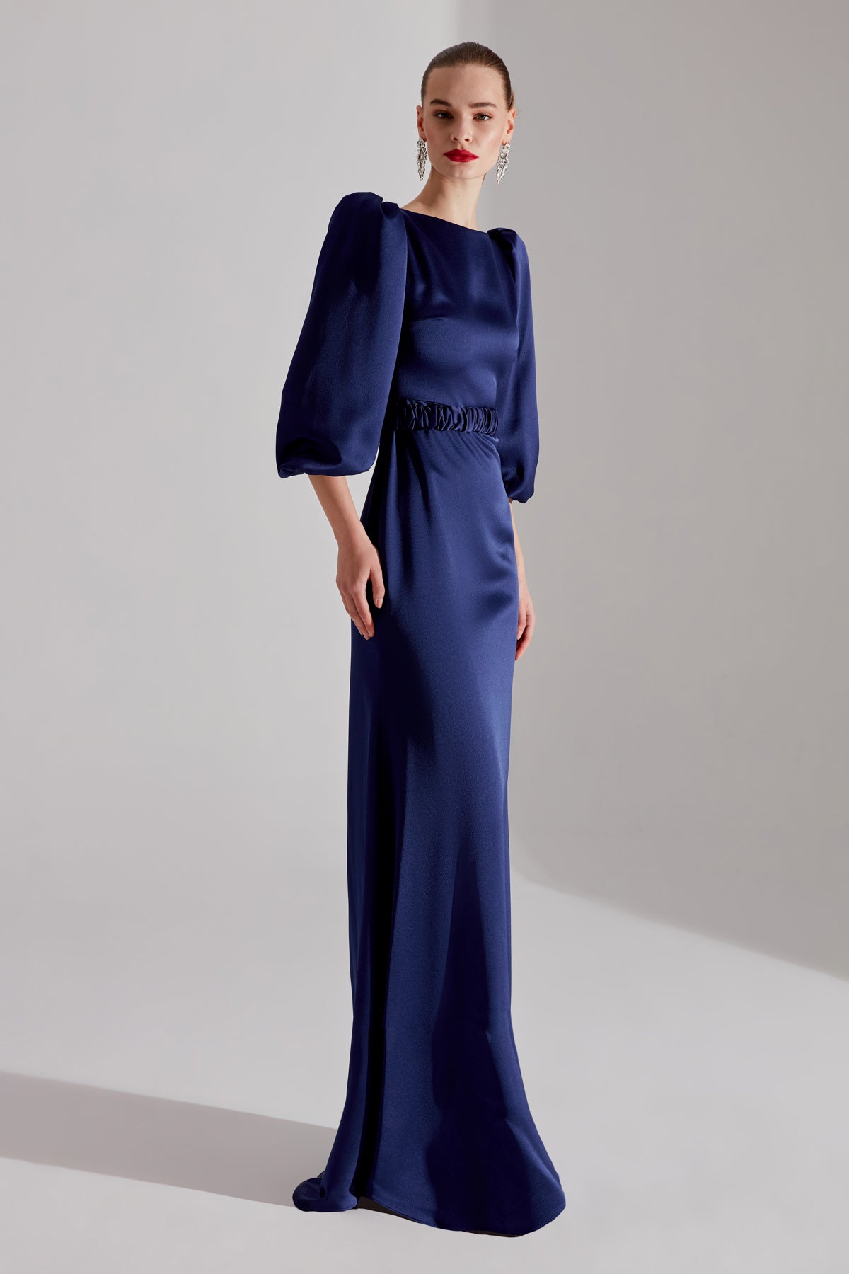 Robe de soirée à manches longues en bleu foncé avec une traîne de comète