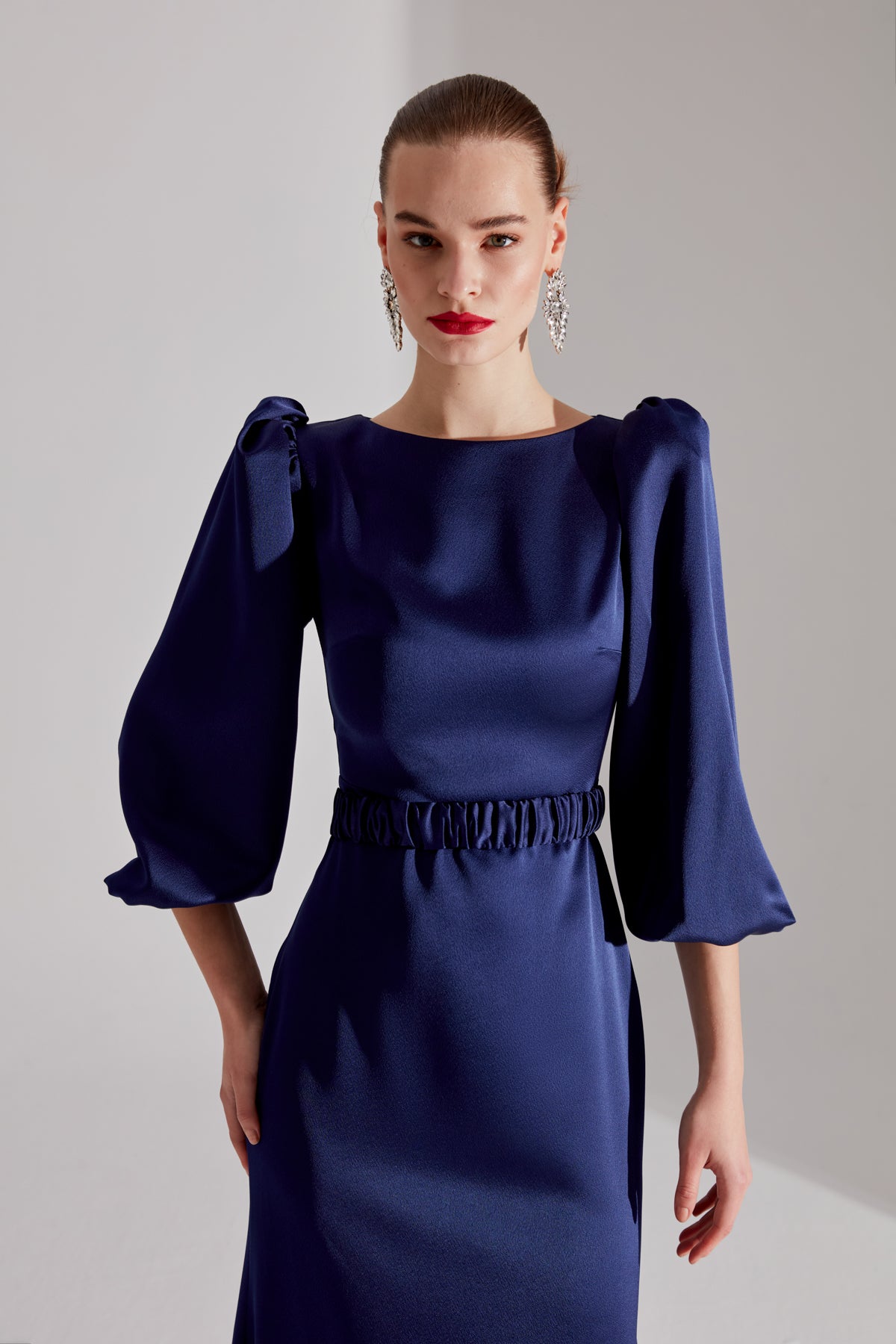 Robe de soirée à manches longues en bleu foncé avec une traîne de comète