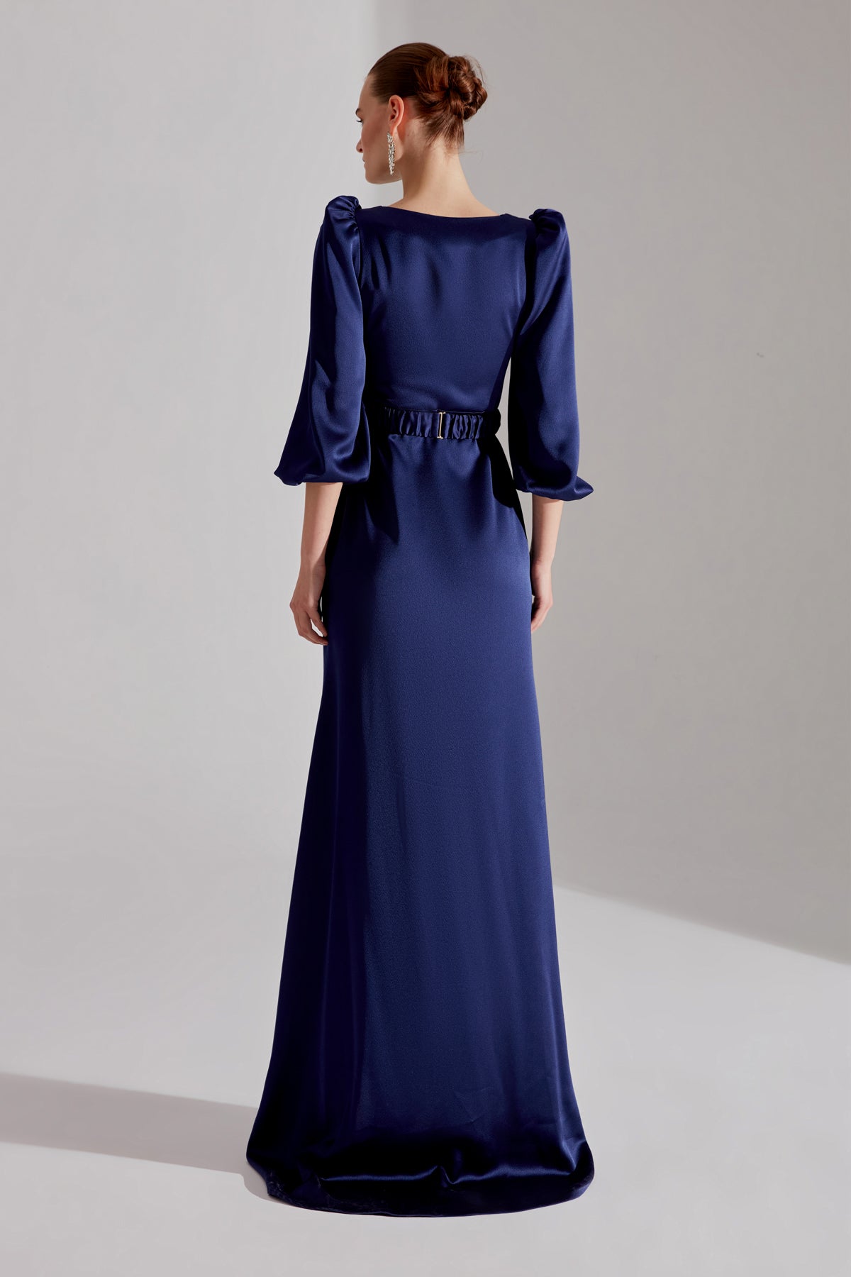 Robe de soirée à manches longues en bleu foncé avec une traîne de comète