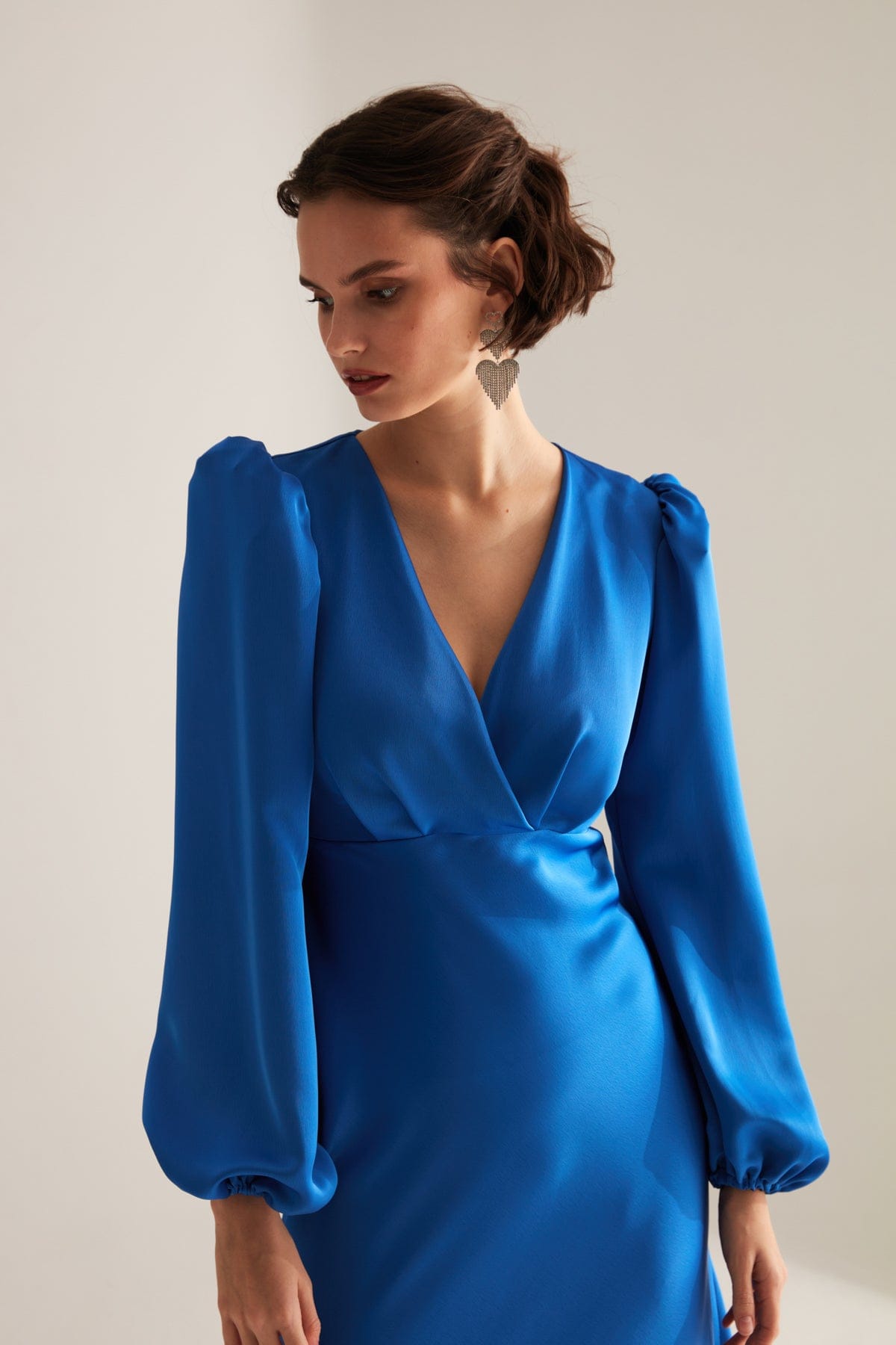 Fröhliches Mavi Kreuzkragen Kleid