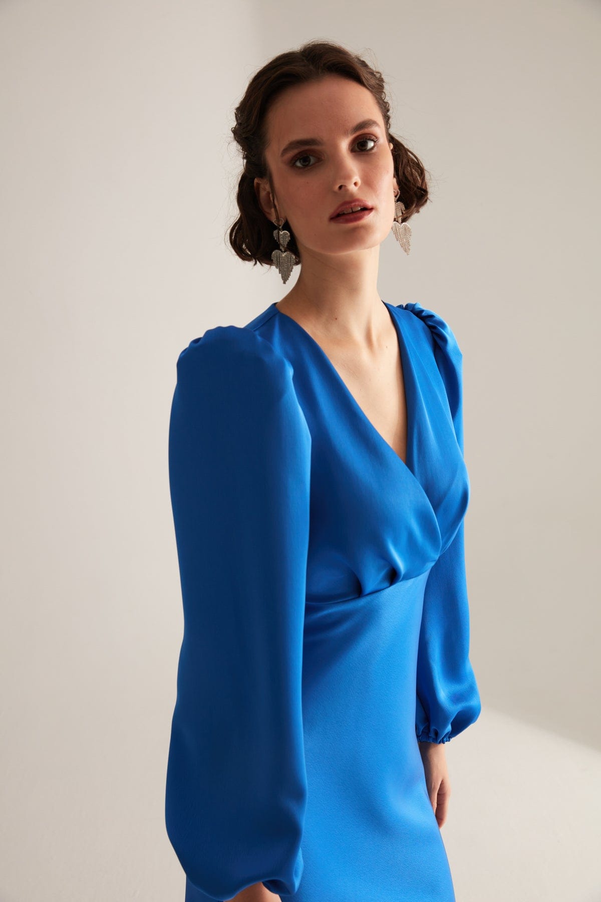 Fröhliches Mavi Kreuzkragen Kleid