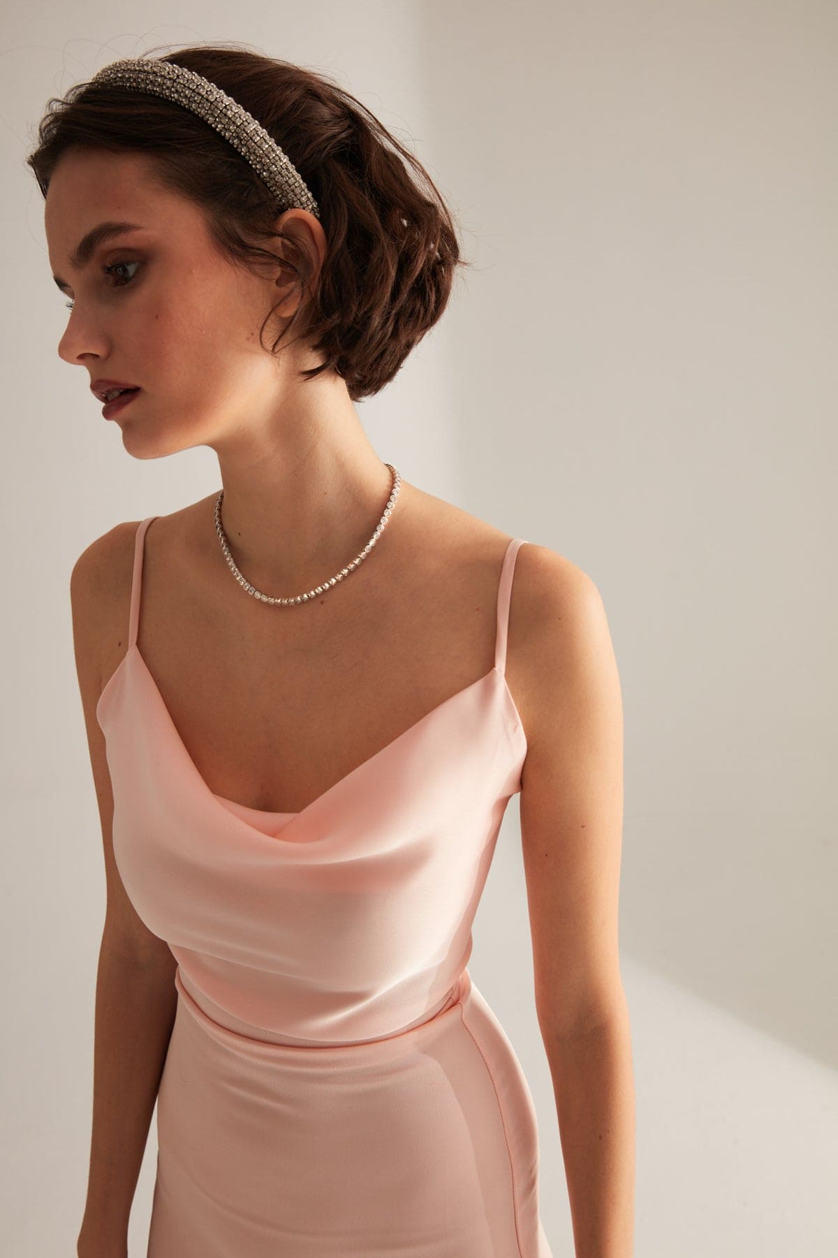 Abnehmbarer Yaka Lange Puder Satin Kleid
