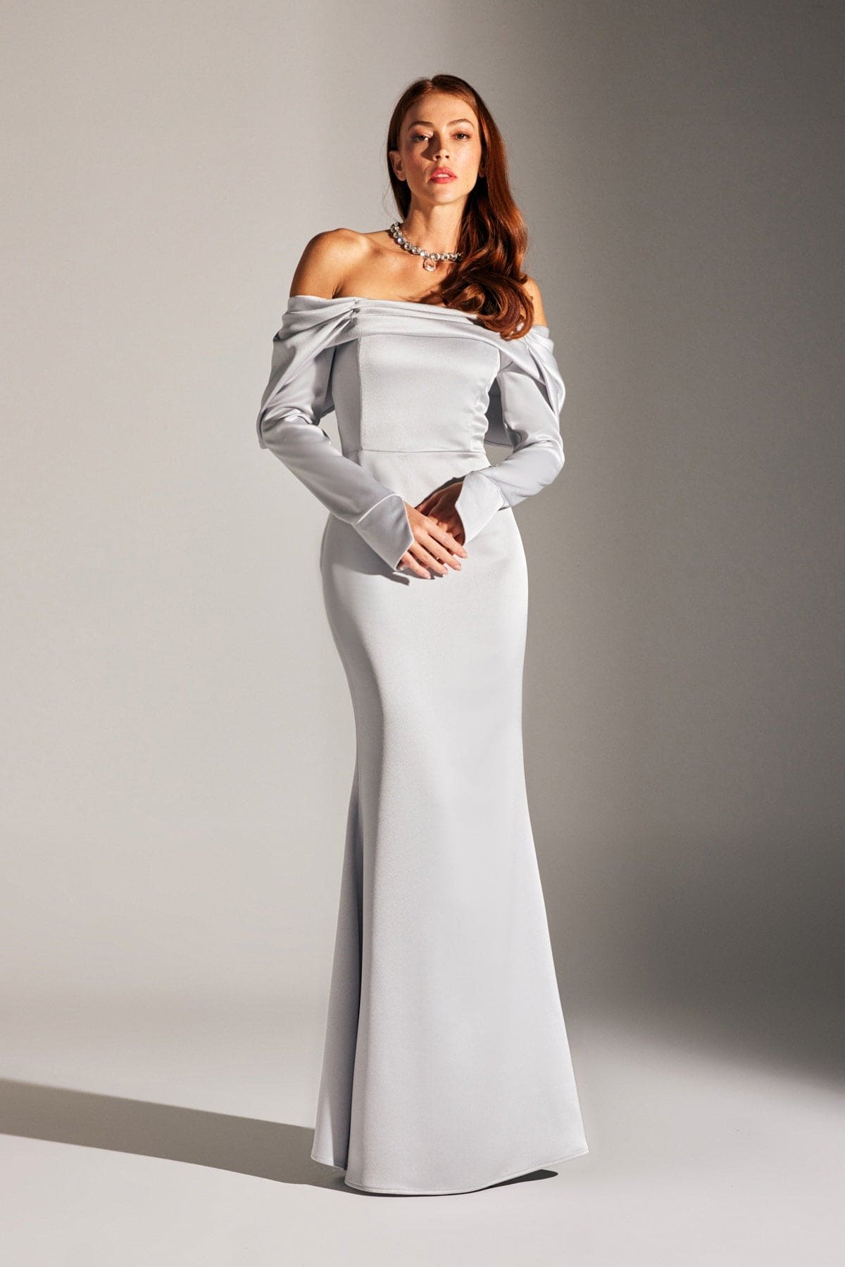NOUVEAU CLARA Robe de soirée grise à volants et épaules dénudées