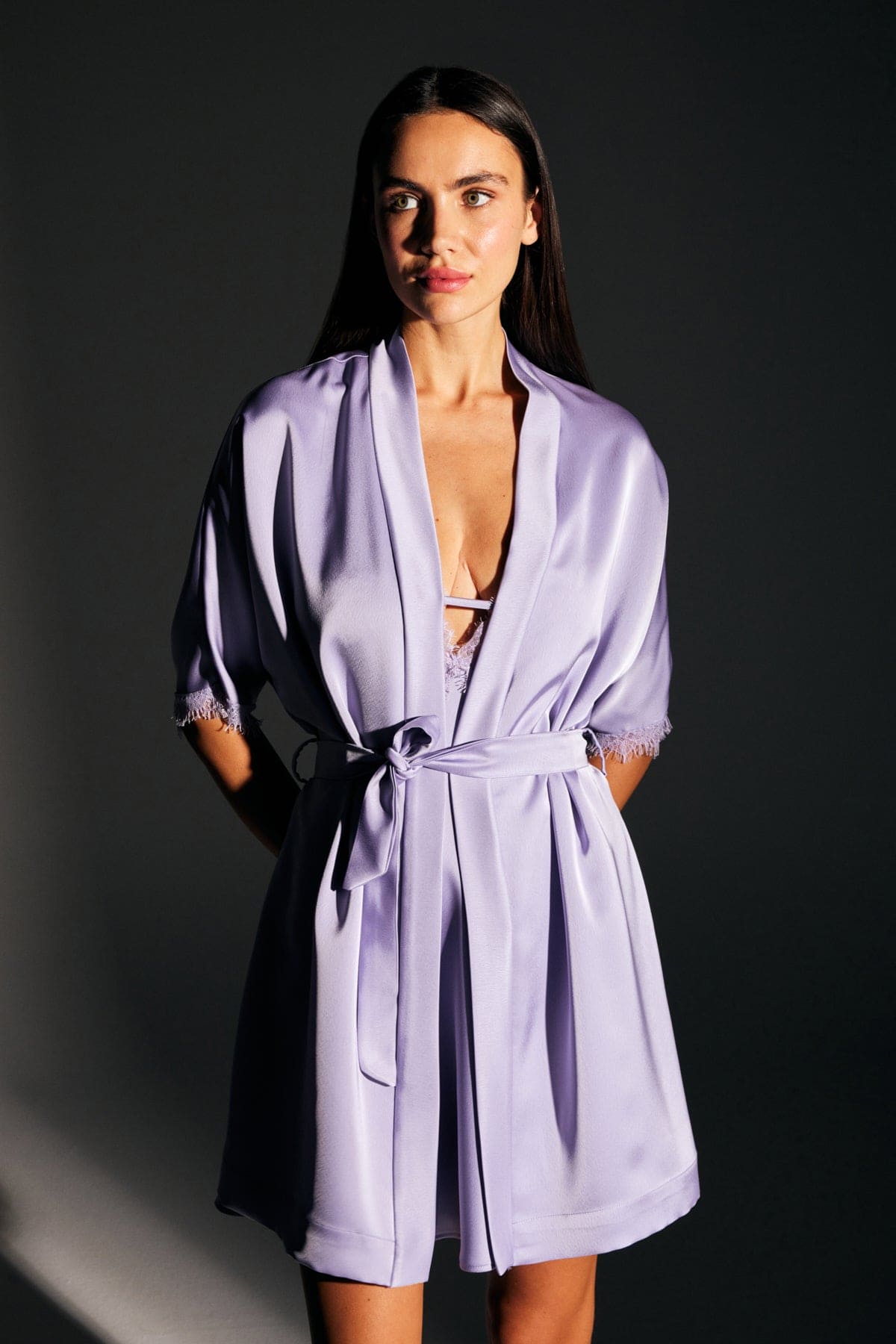 ALYA SATEN LILA MORGENROBE