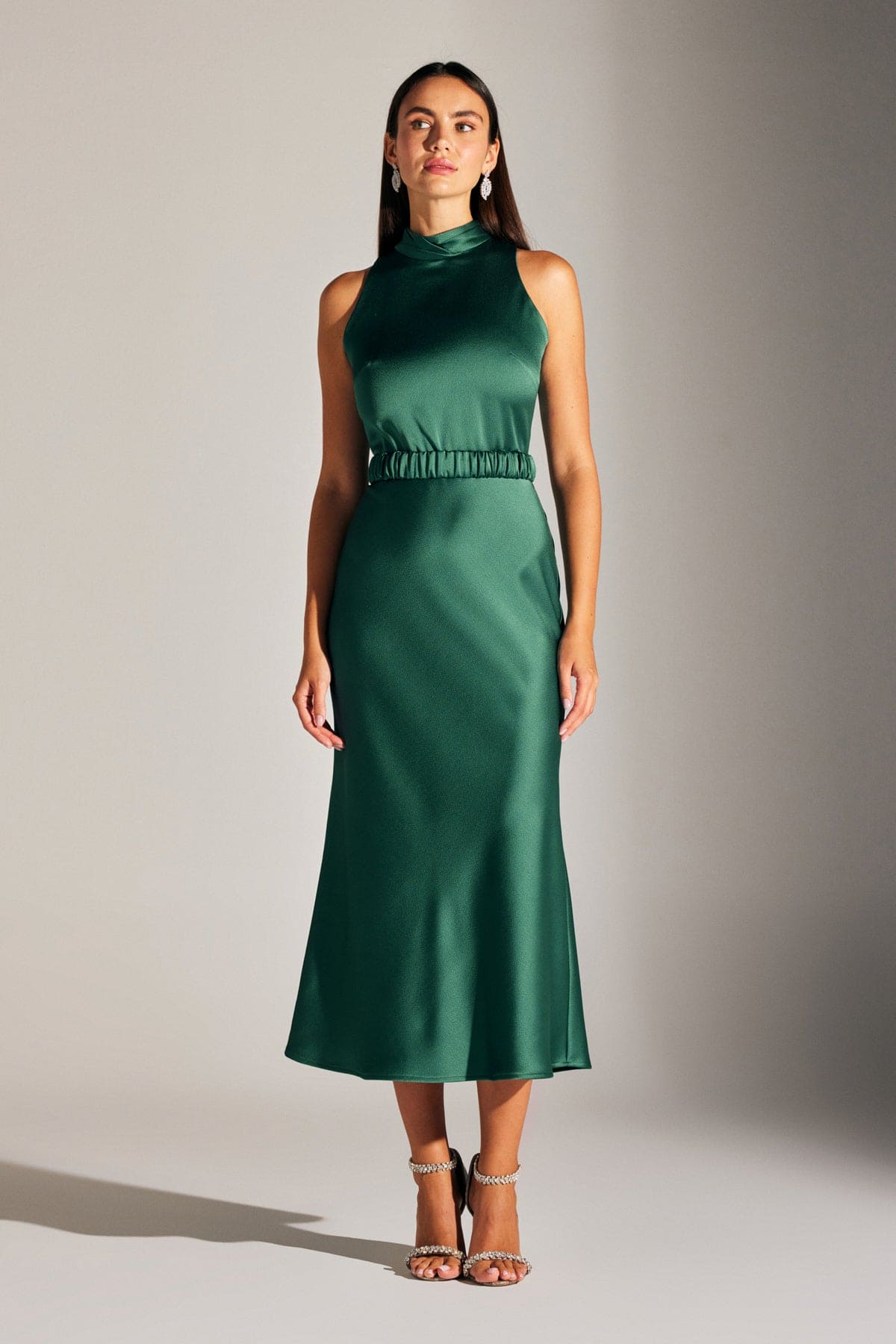 Siena ärmelloses Kleid mit Stehkragen in smaragdgrünem Satin