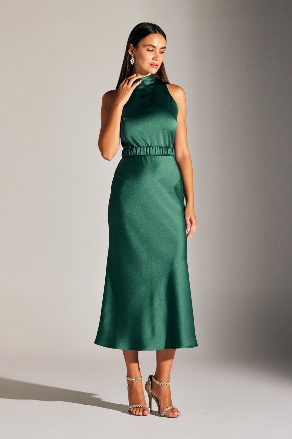 Siena ärmelloses Kleid mit Stehkragen in smaragdgrünem Satin