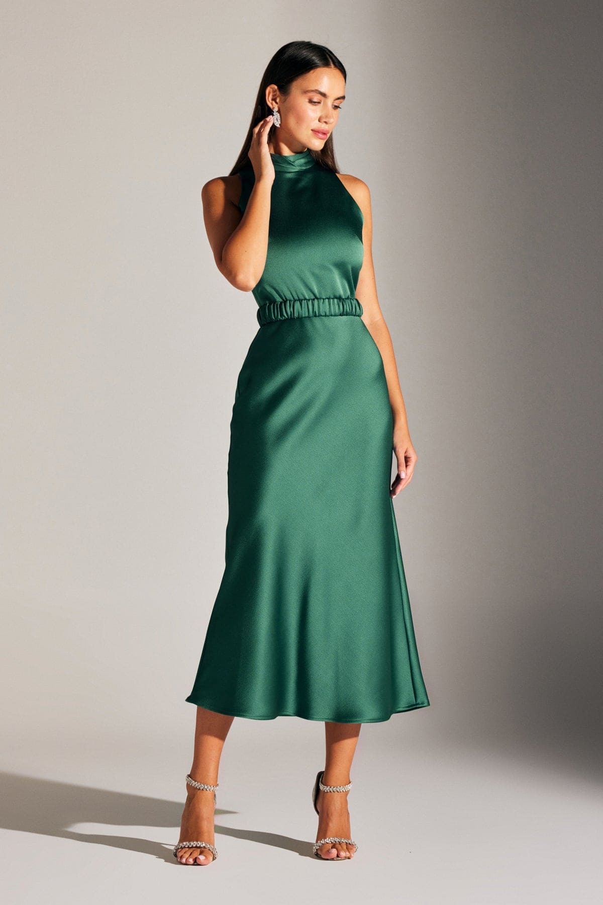 Siena ärmelloses Kleid mit Stehkragen in smaragdgrünem Satin
