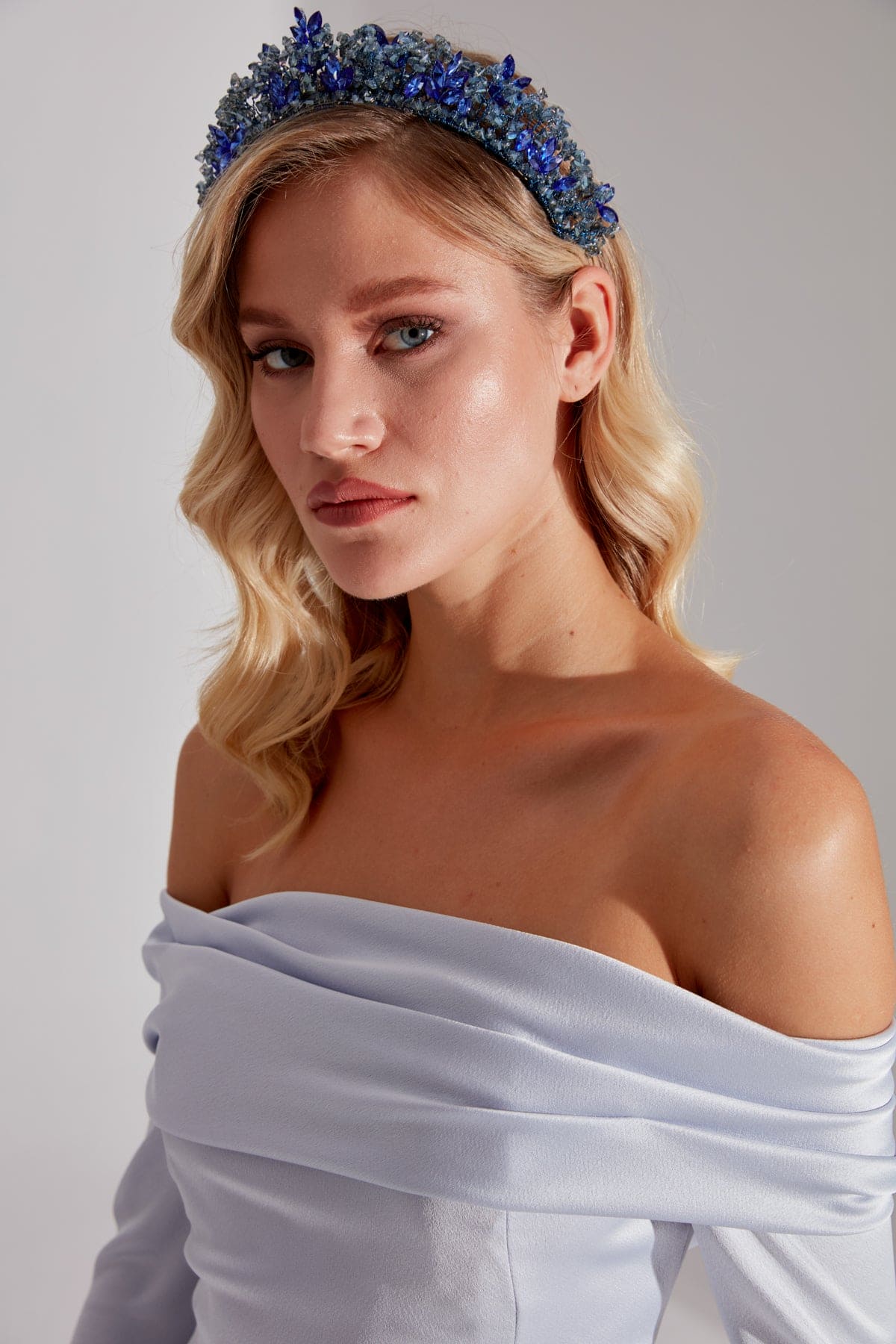 Accessoire de cheveux de mariée en perles bleues et saks