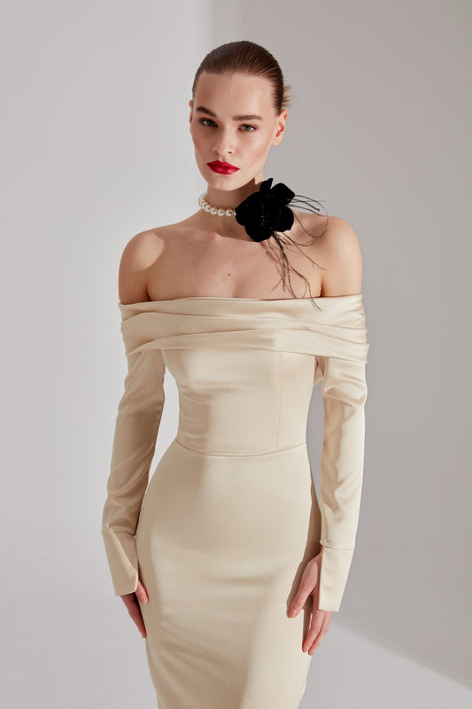 BLACK Rose Detailed White Pearl Necklace