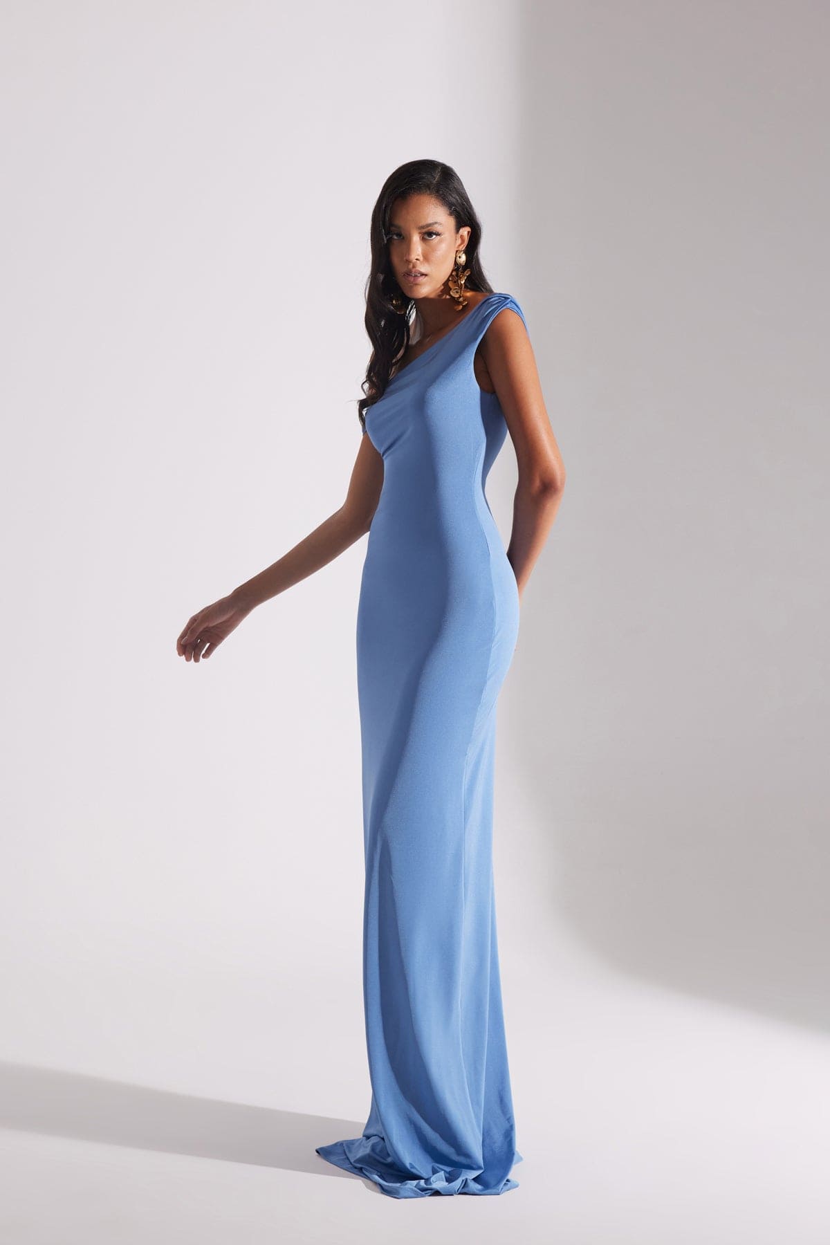 VESNA ÇELİK BLAU NIEDRIGER SCHULTER LANGES KLEID