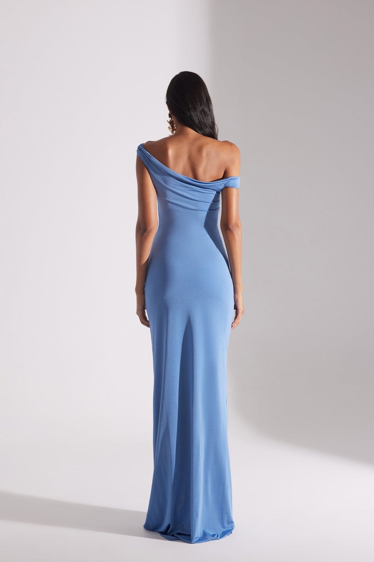 VESNA ÇELİK BLAU NIEDRIGER SCHULTER LANGES KLEID