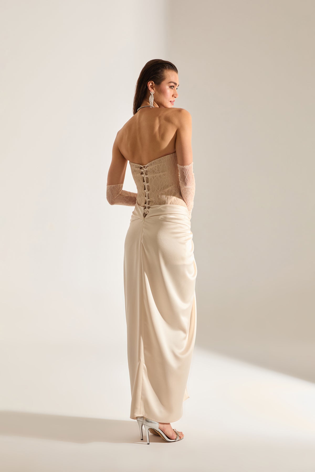 Robe de soirée sans bretelles en satin écru Melissa Dantel