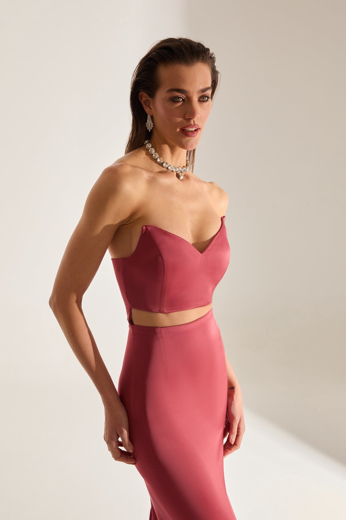 Mabel Cut Out Dekolleté Bleistift Satin VENEDIK ROT Abendkleid