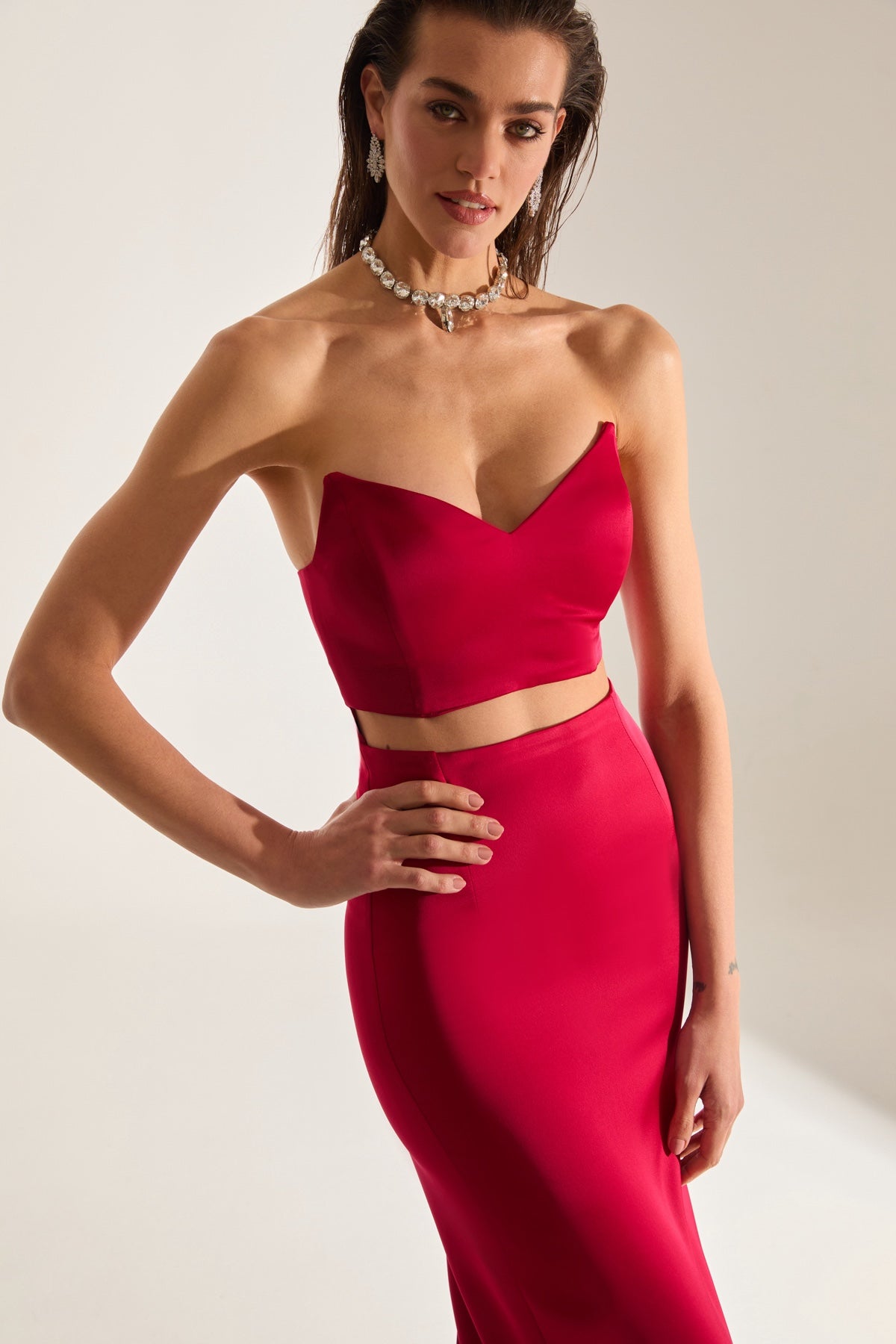 Robe de soirée rouge satin à décolleté en V Mabel Cut Out