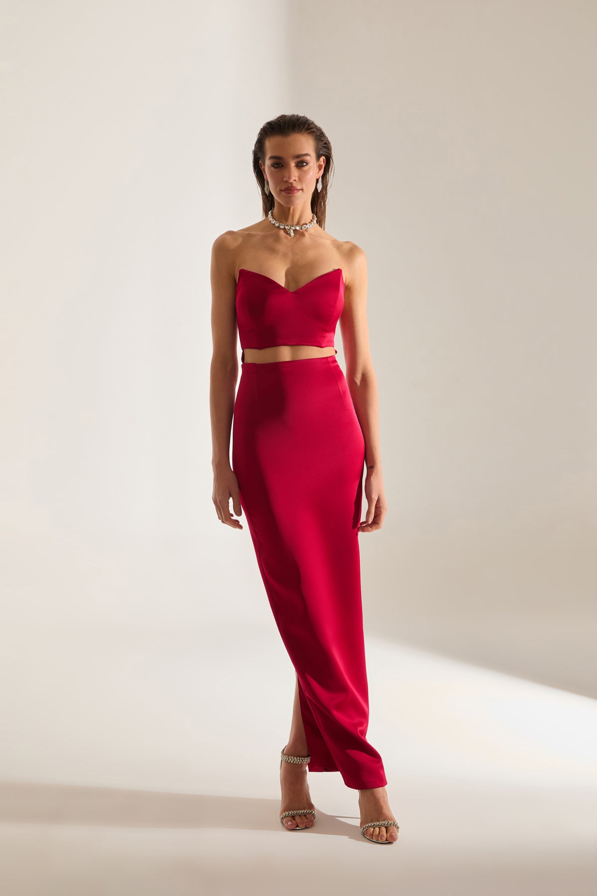 Robe de soirée rouge satin à décolleté en V Mabel Cut Out
