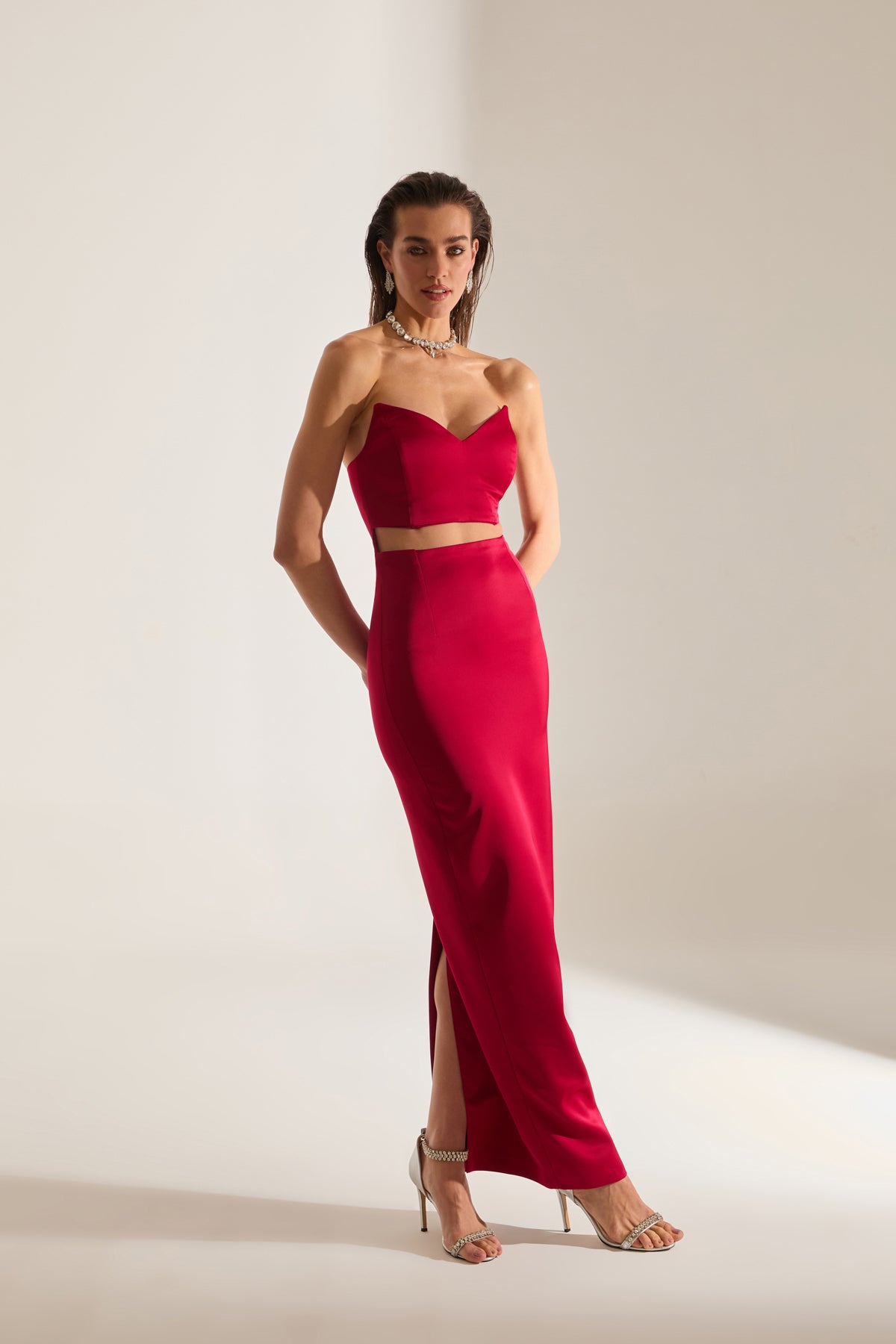 Robe de soirée rouge satin à décolleté en V Mabel Cut Out