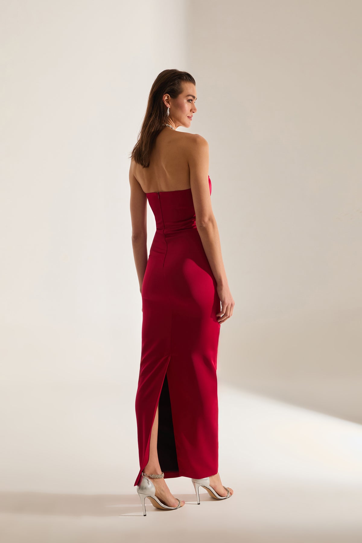 Robe de soirée rouge satin à décolleté en V Mabel Cut Out