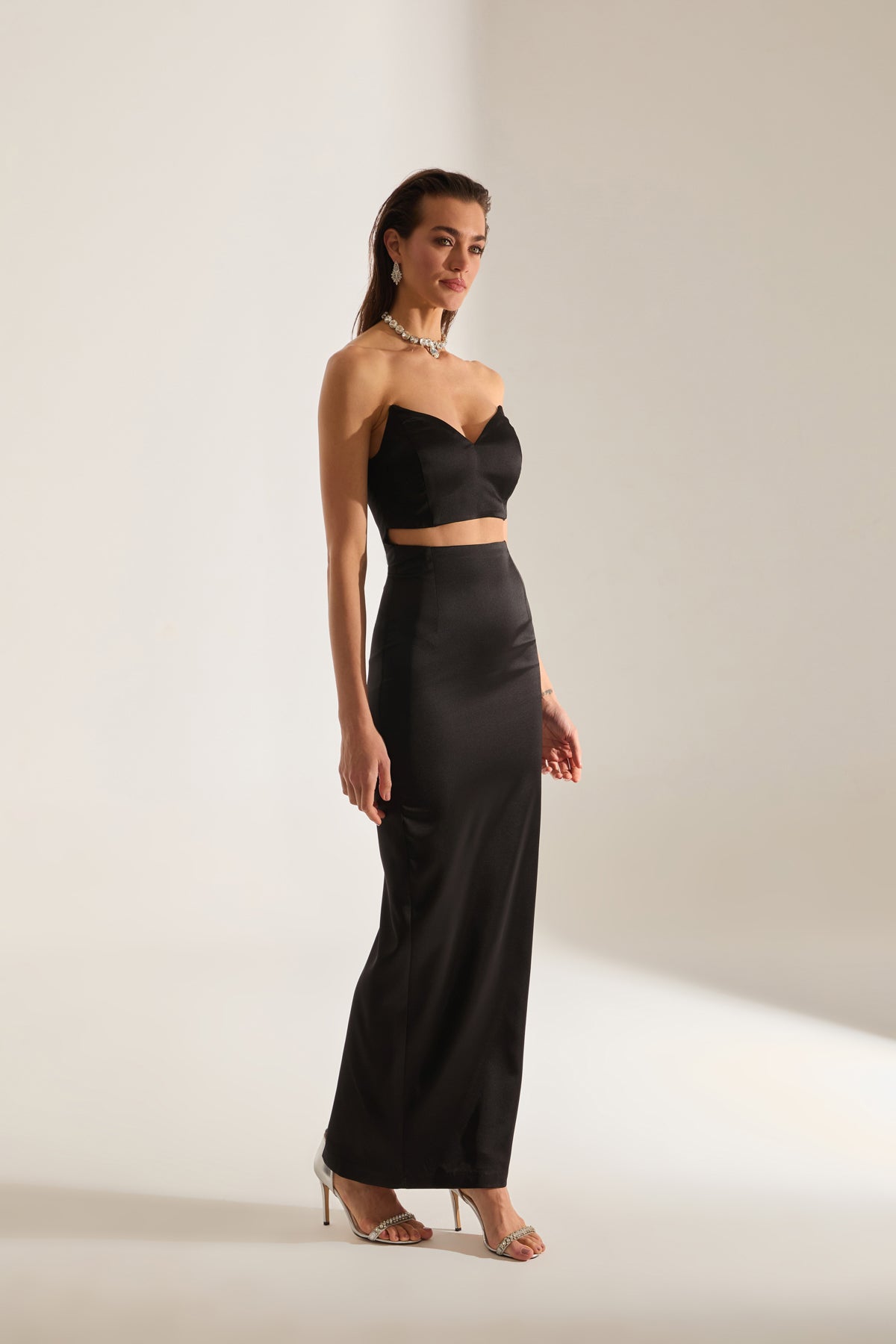 Mabel Cut Out Dekolleté Bleistift Satin Schwarz Abendkleid