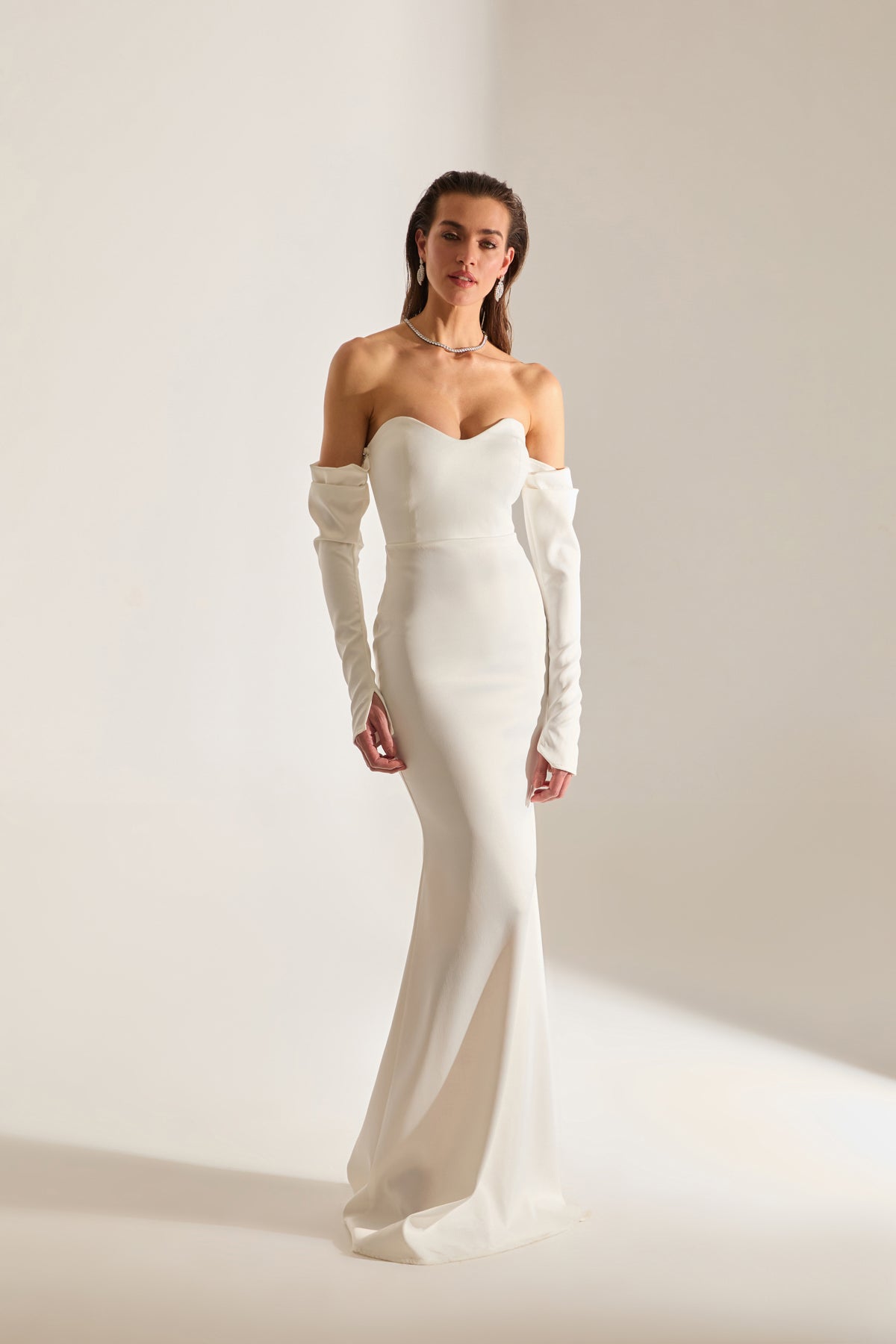 Robe de soirée blanche sans bretelles en satin de poisson Rineta