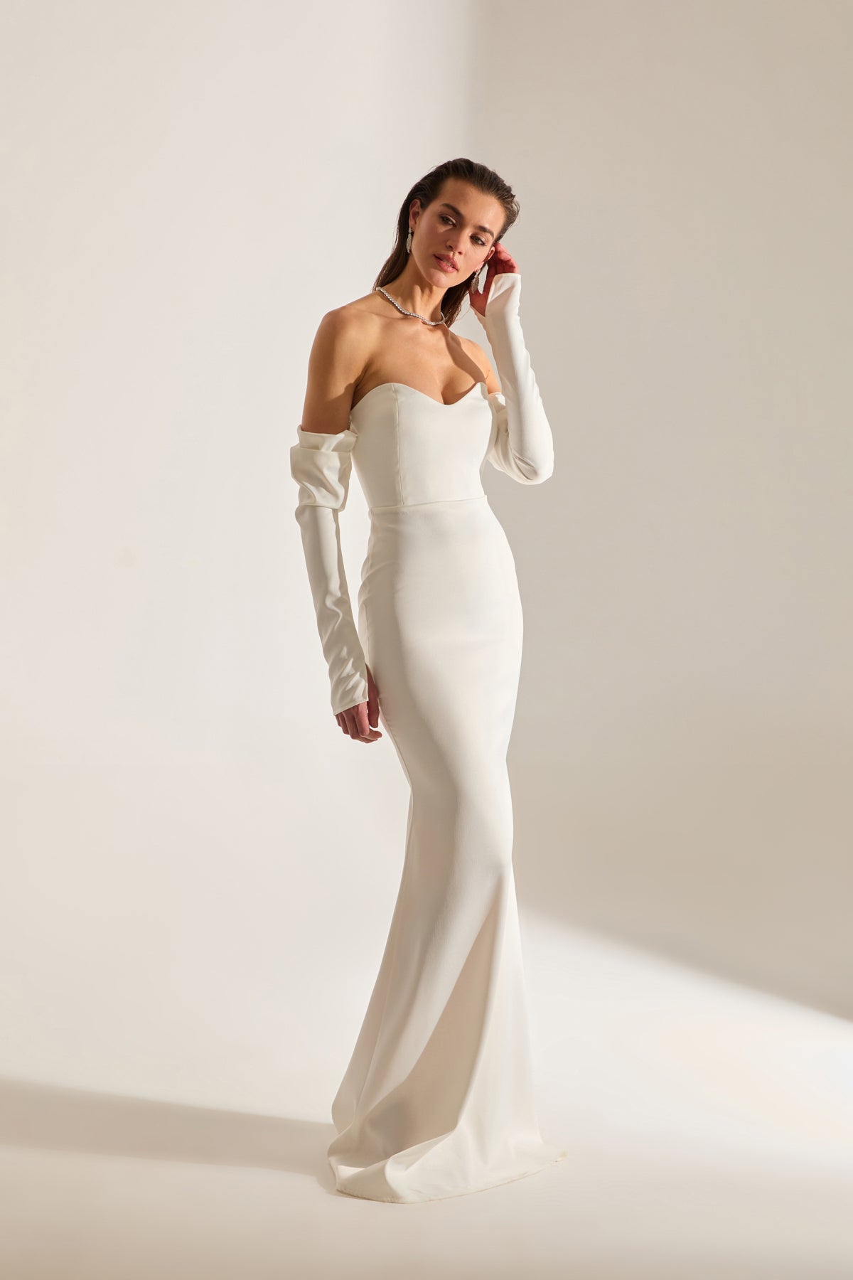 Robe de soirée blanche sans bretelles en satin de poisson Rineta