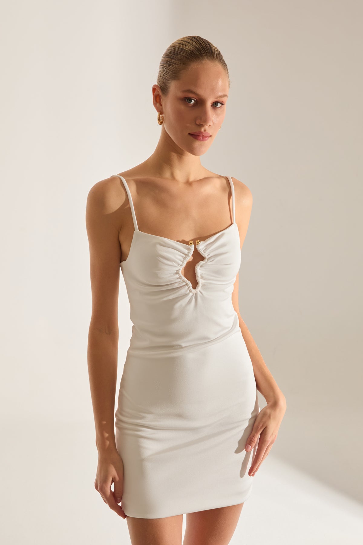 ELARA Robe Mini Blanche à Bretelles