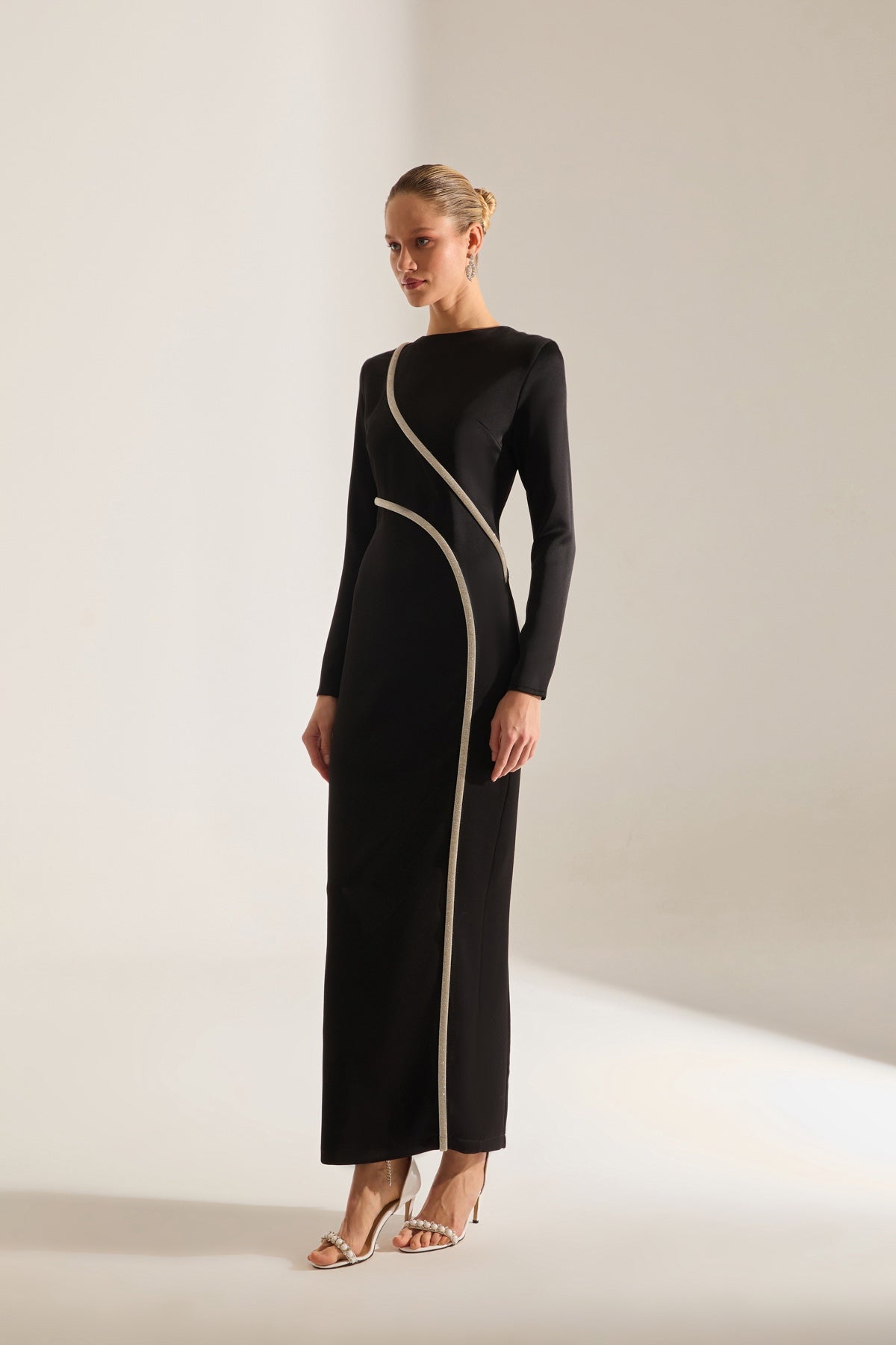 Robe de soirée noire à manches longues avec bord en pierre de Candice