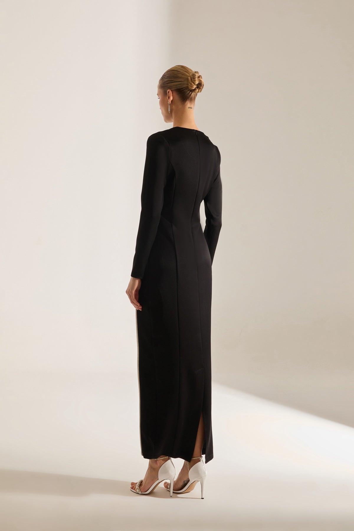 Robe de soirée noire à manches longues avec bord en pierre de Candice