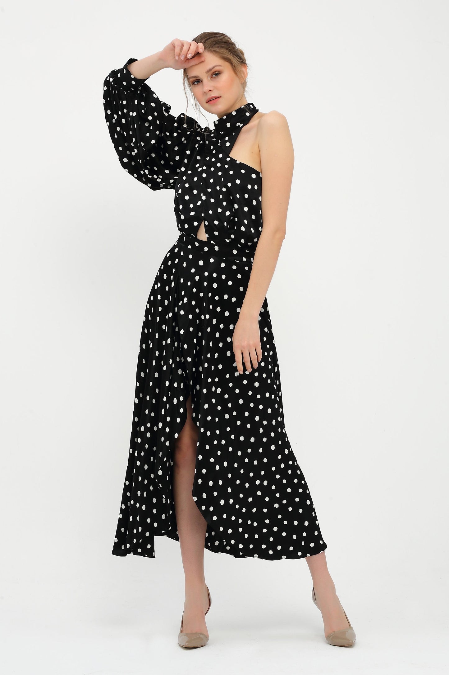 Einarmiges gepunktetes Kleid