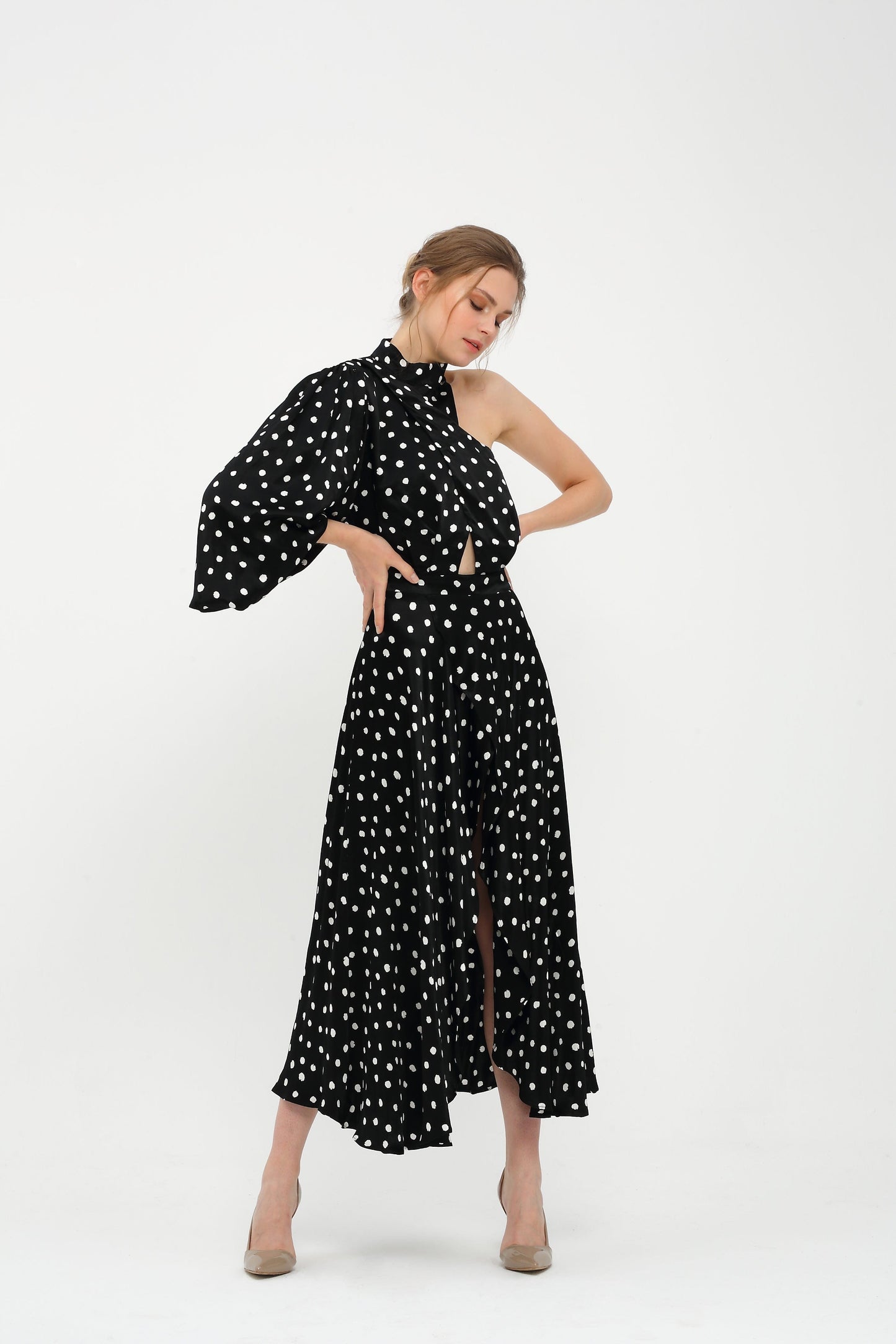 Einarmiges gepunktetes Kleid
