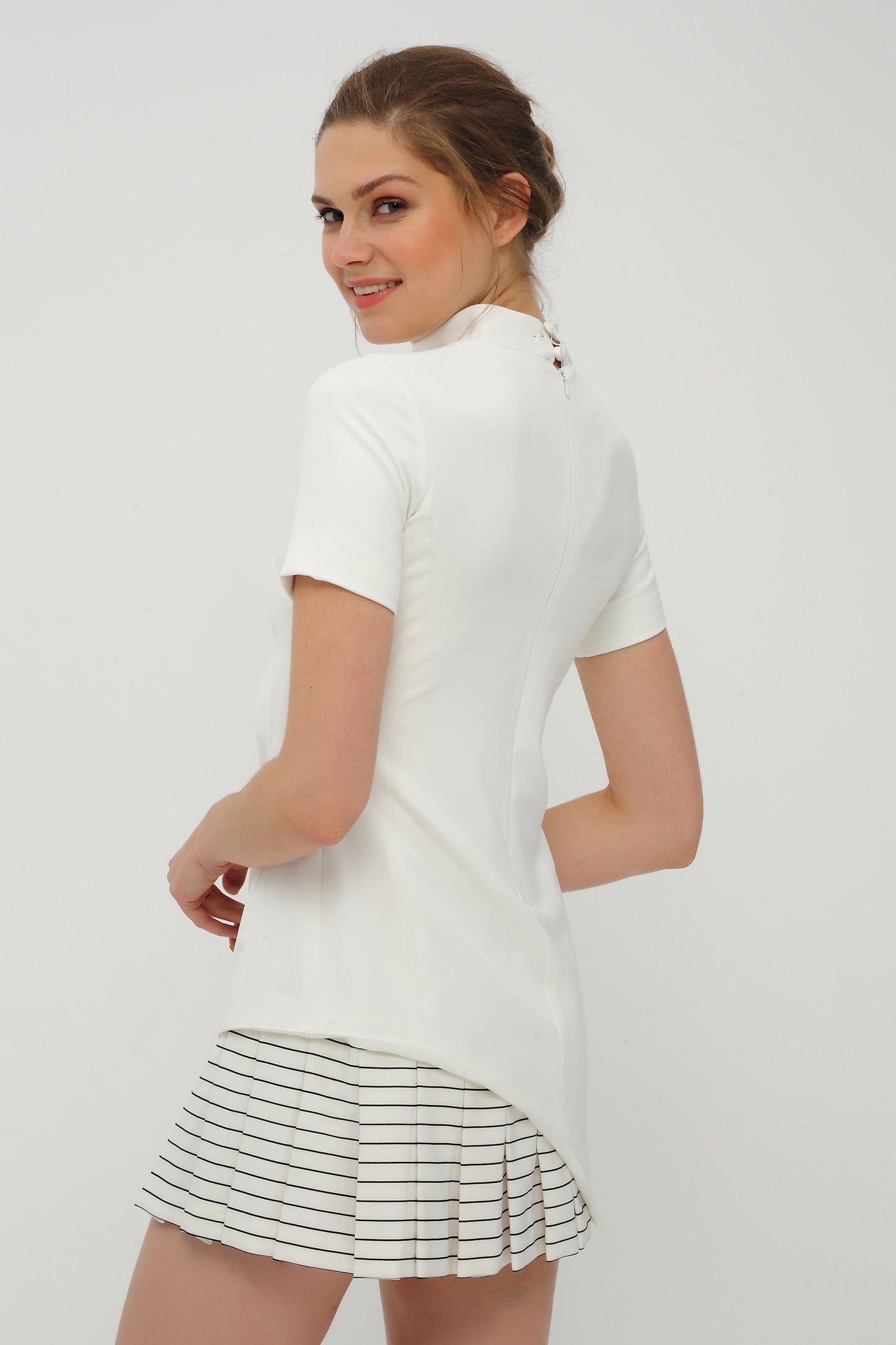 Weißes Kleid mit asymmetrischem Faltendetail