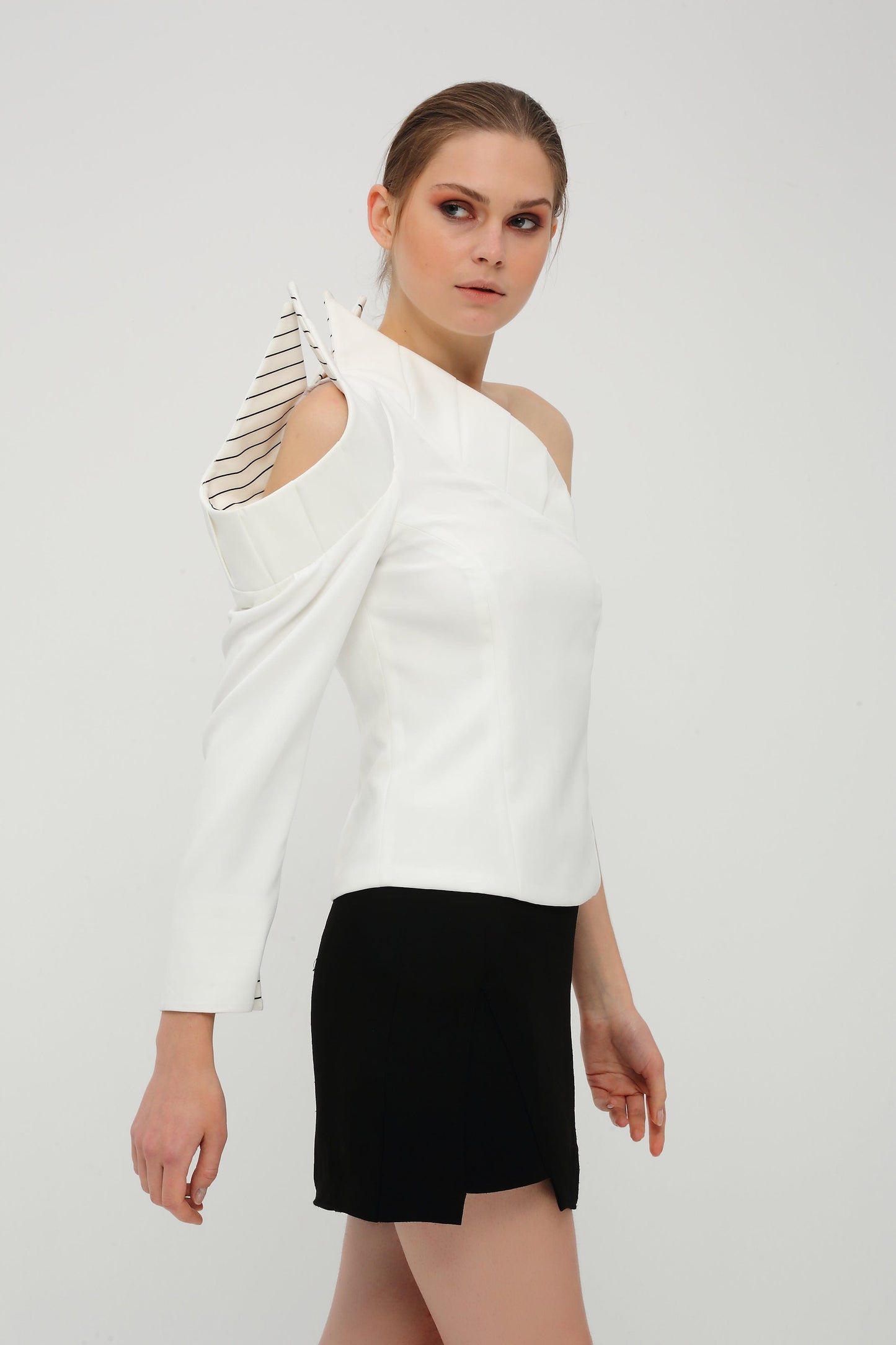 Blouse blanche à une manche