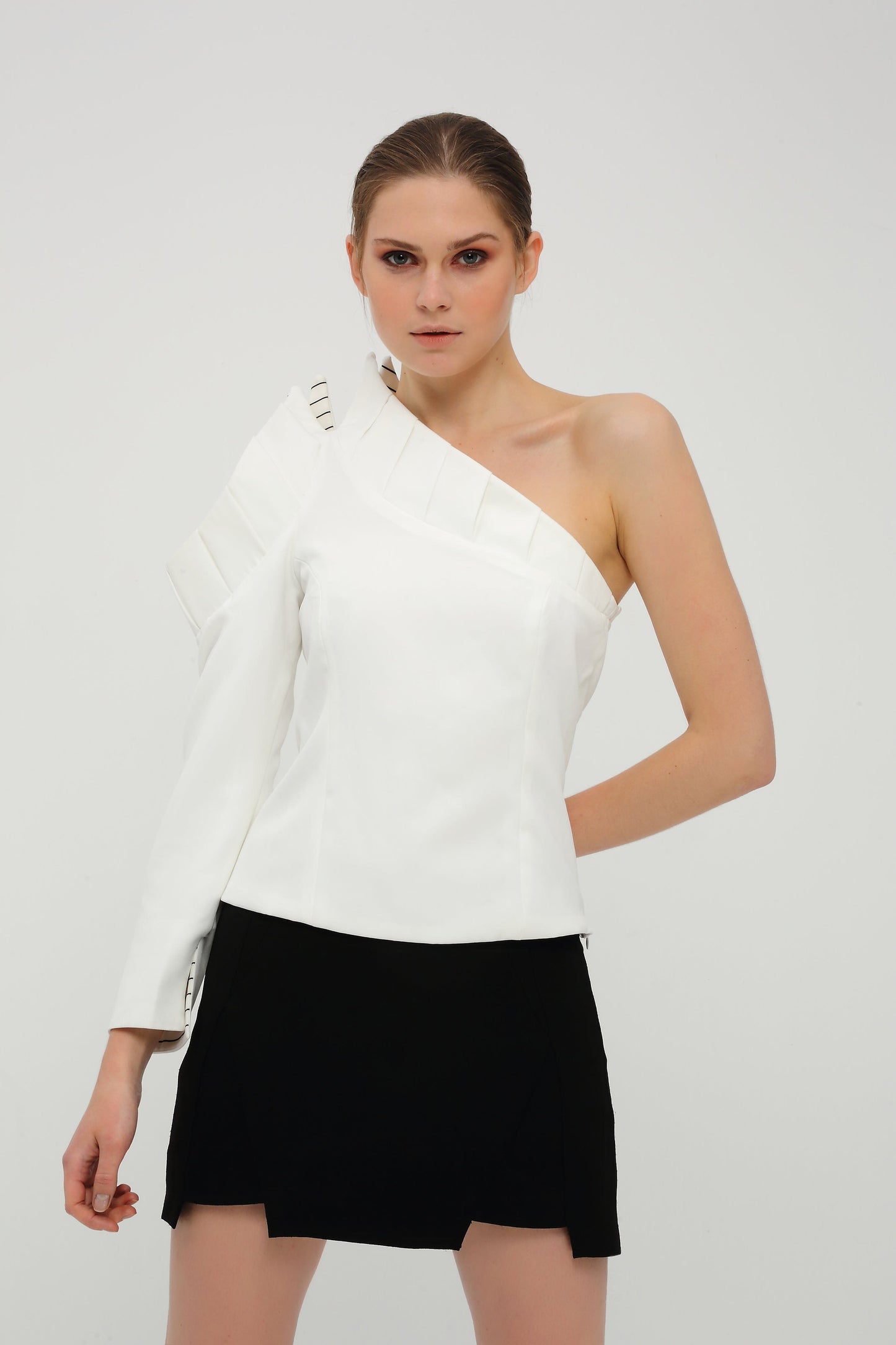 Blouse blanche à une manche