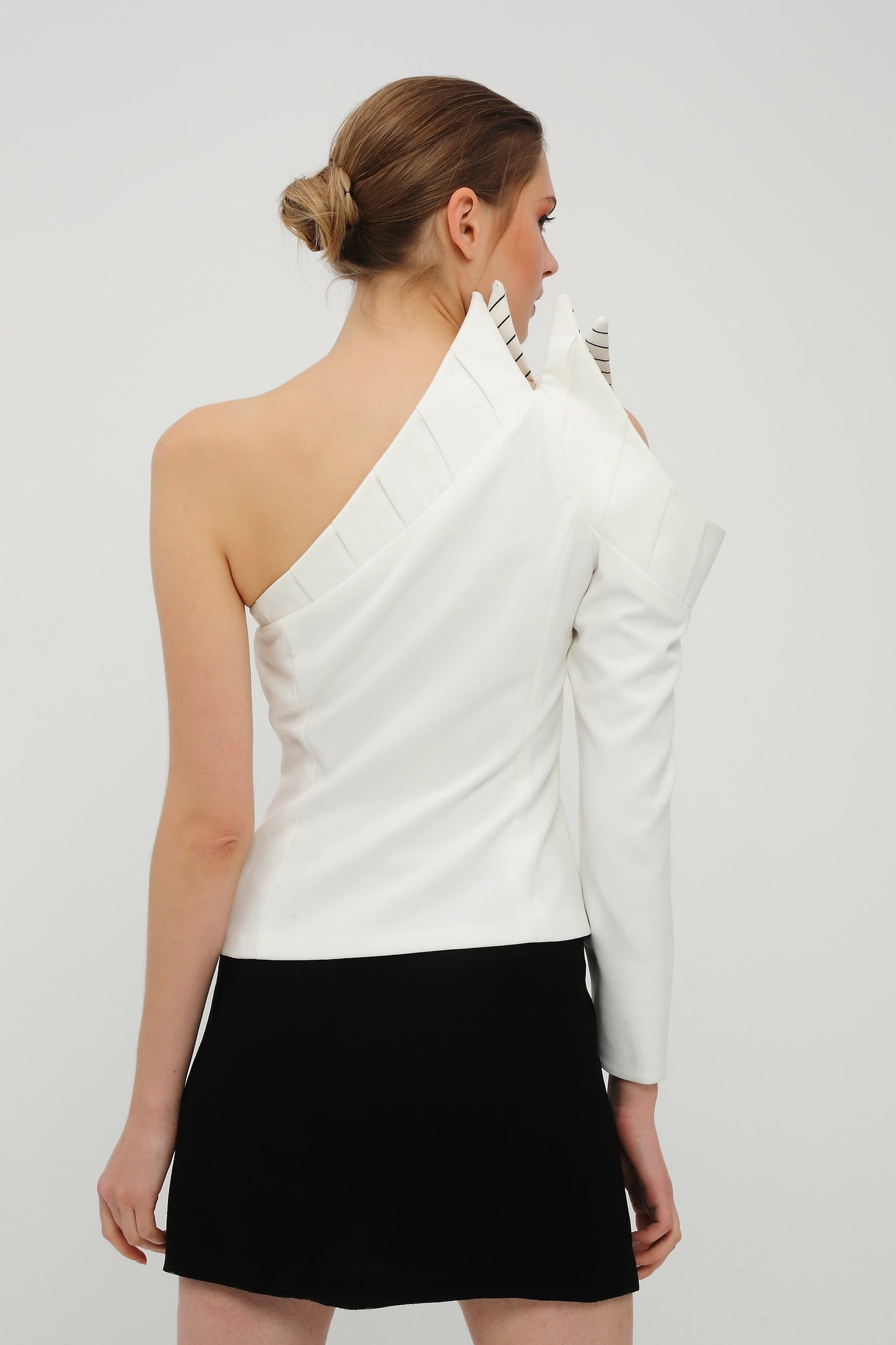 Blouse blanche à une manche