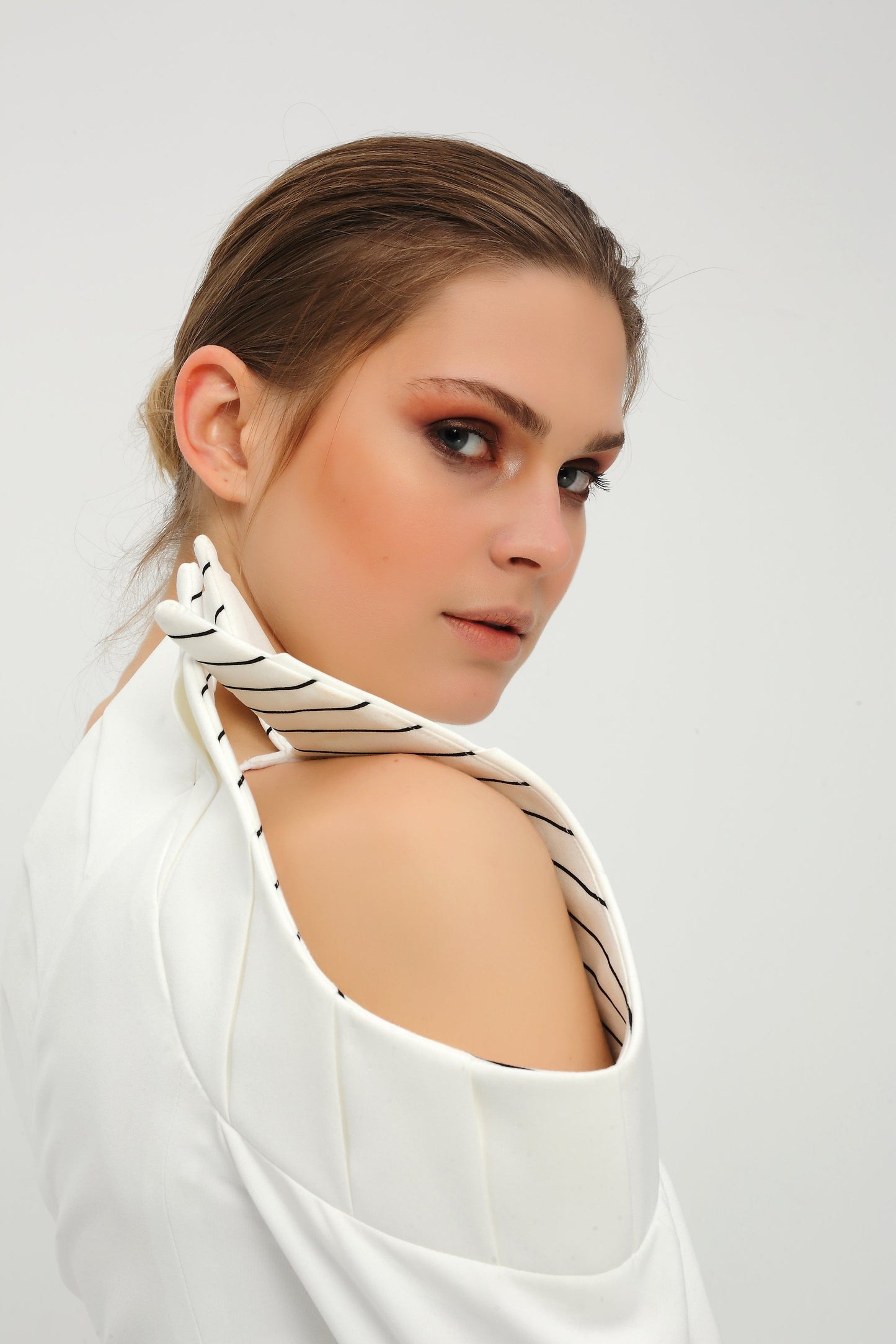Blouse blanche à une manche