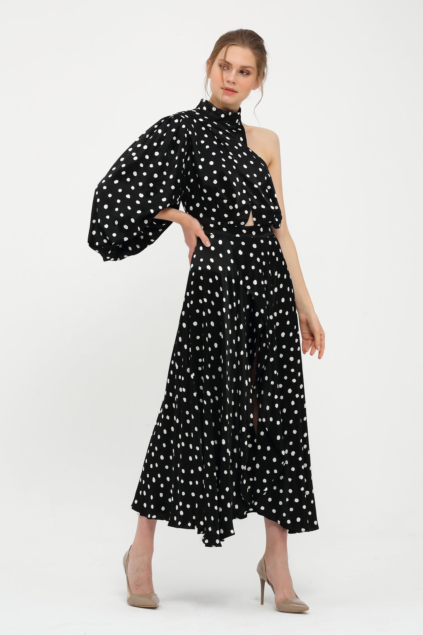 Einarmiges gepunktetes Kleid