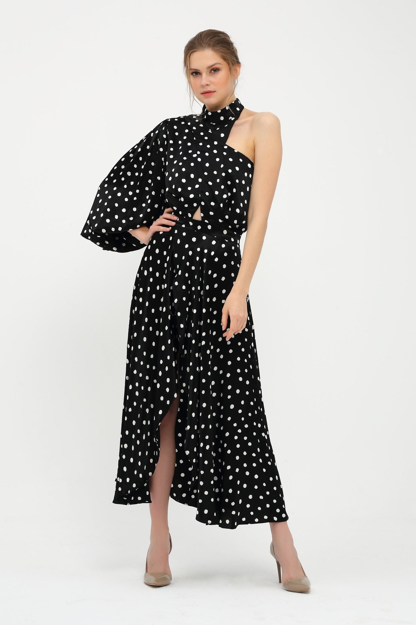 Einarmiges gepunktetes Kleid
