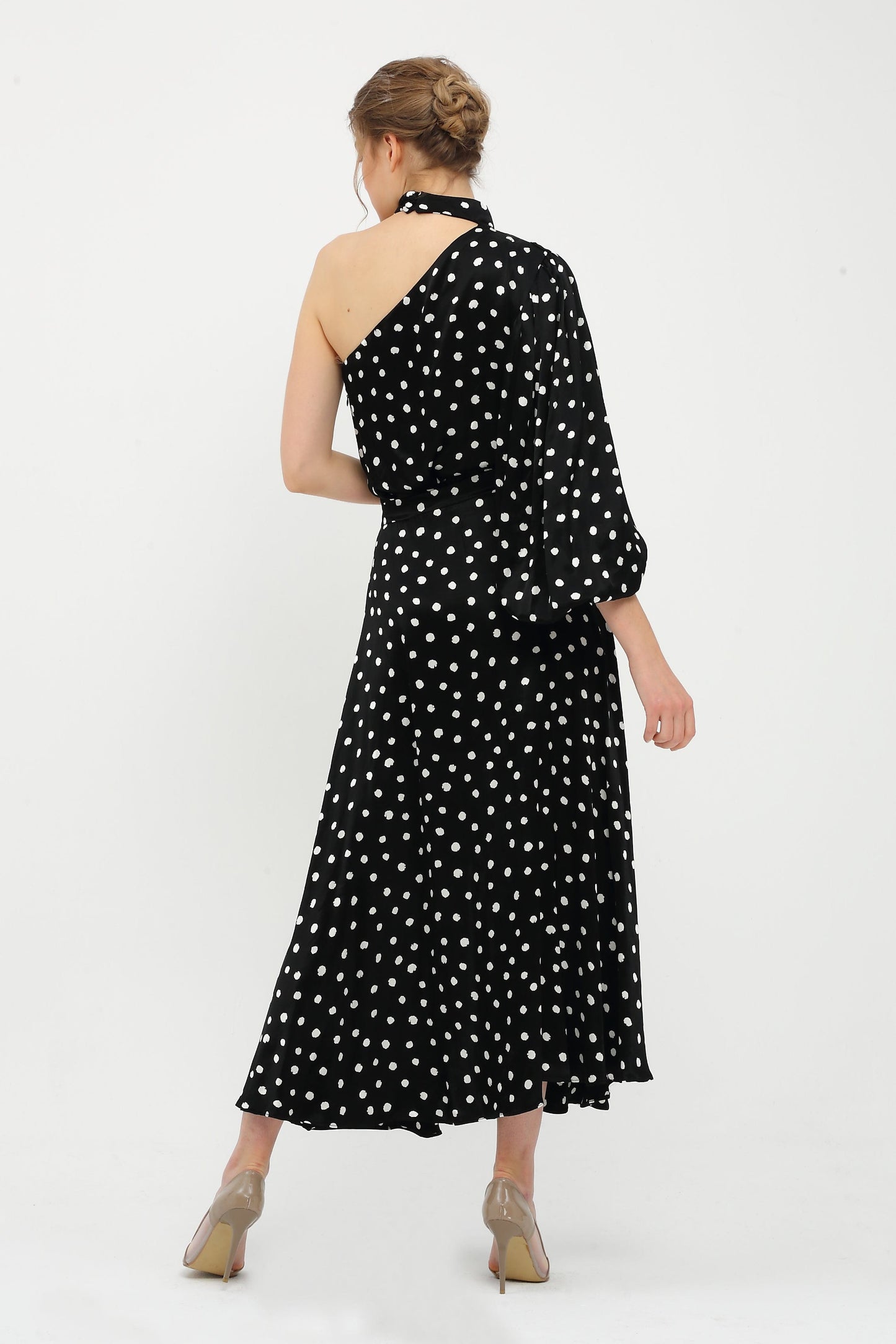 Einarmiges gepunktetes Kleid