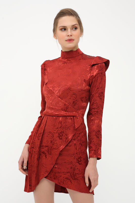 Ziegelrote Stehkragenkleid
