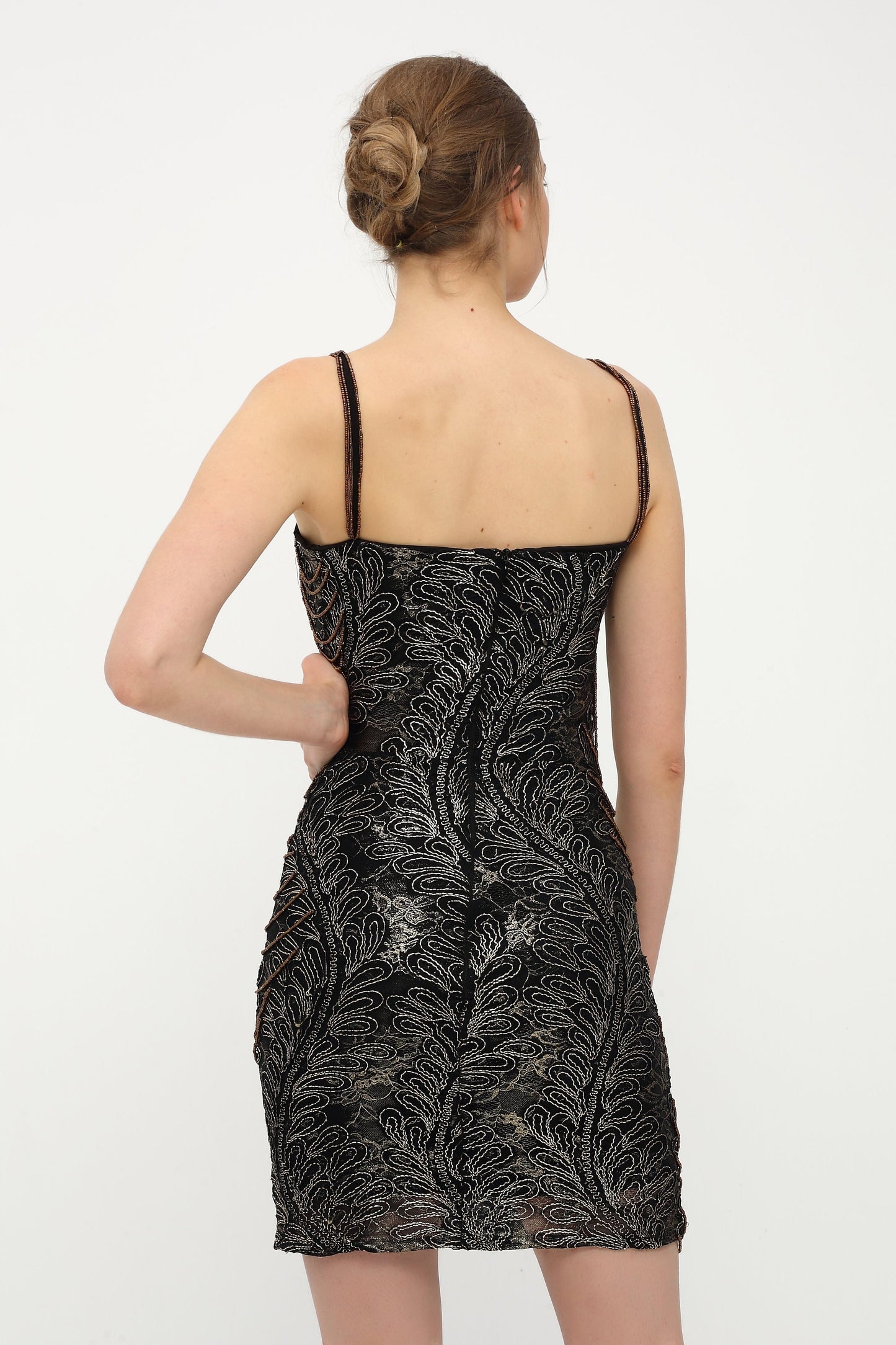 Perlenbesticktes Mini-Nachtkleid