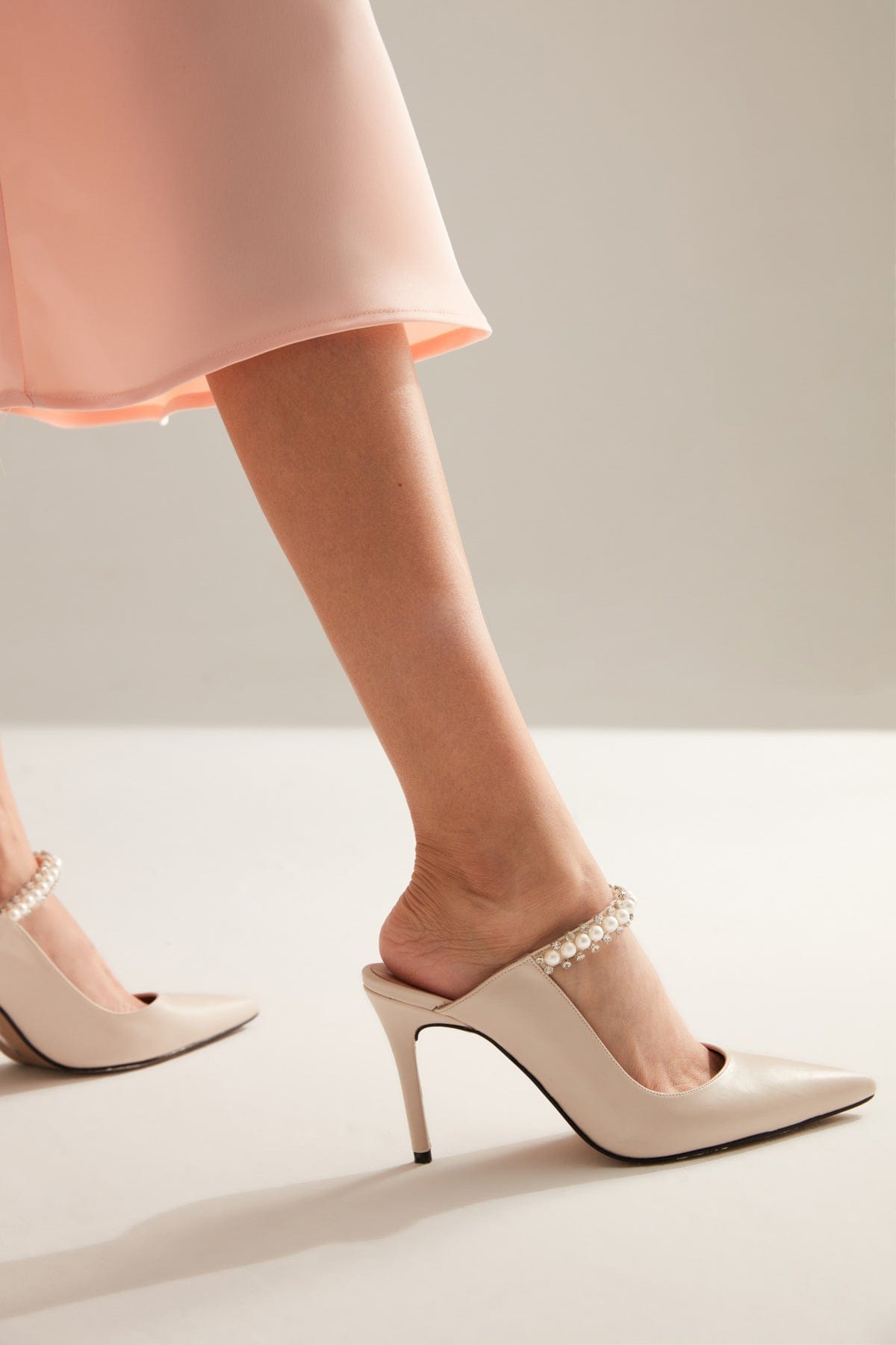 Steinige Ecru Absatzschuhe