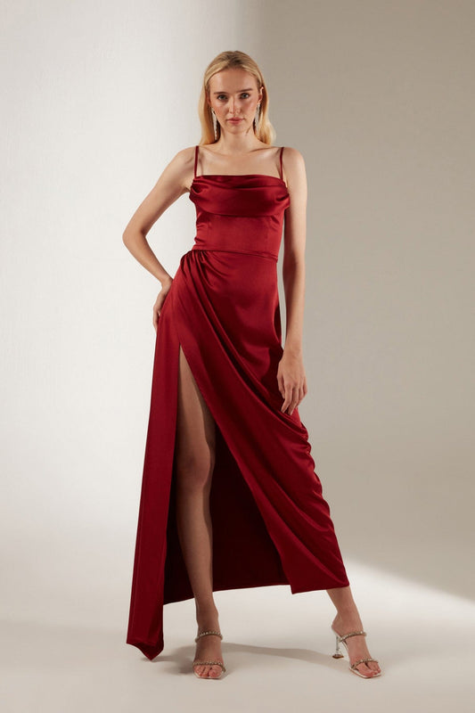 Dunkelrotes Trägerkleid mit Drapierung aus Satin