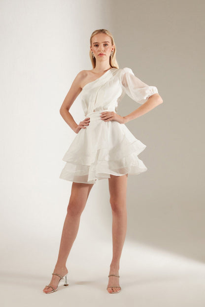 Weißes Kleid mit Rüschen und einem Ärmel