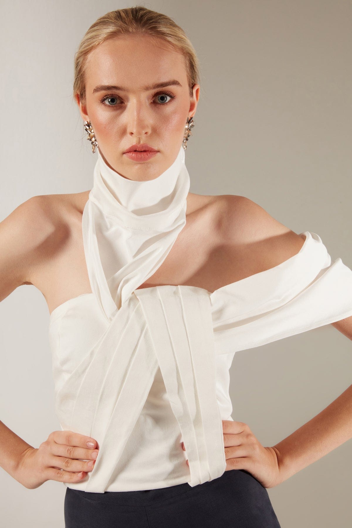 Bluse mit Yaka- und Schulterdetails in Weiß