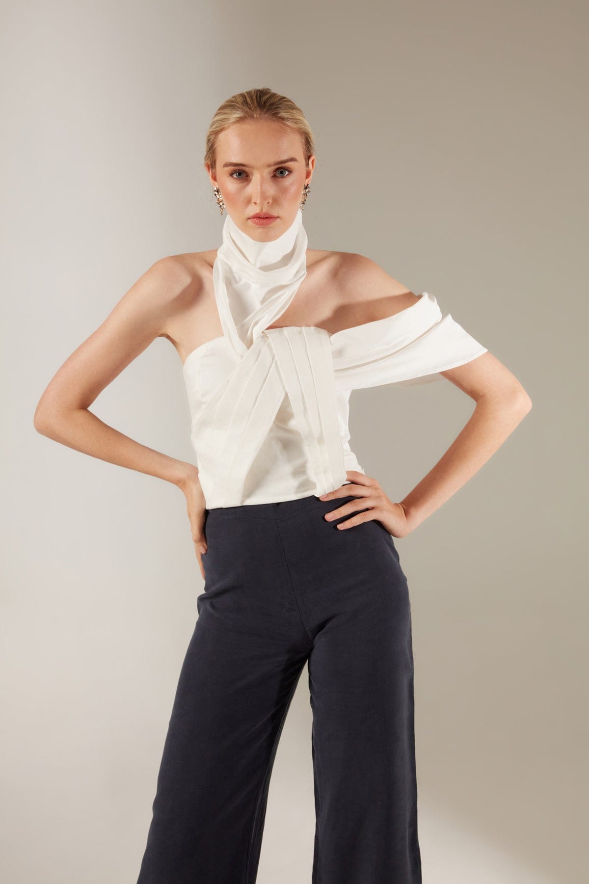 Bluse mit Yaka- und Schulterdetails in Weiß