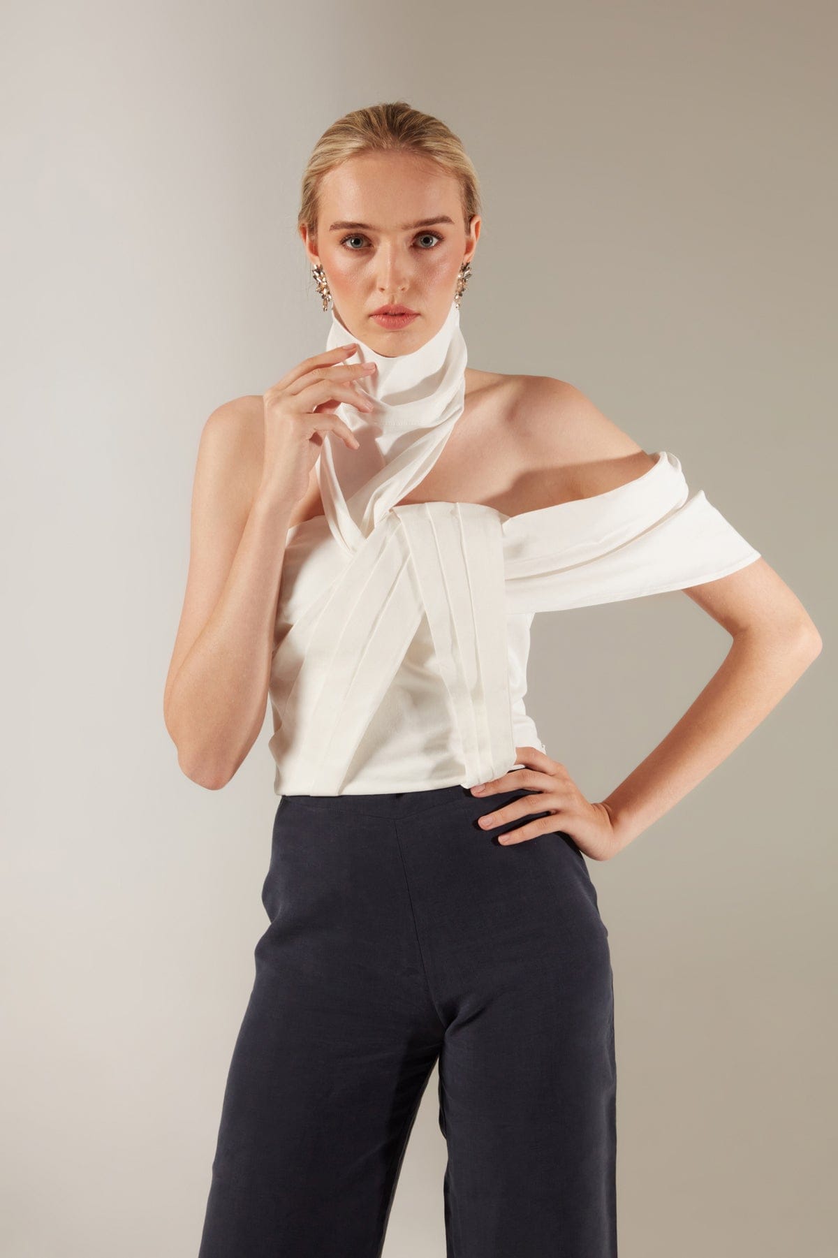 Bluse mit Yaka- und Schulterdetails in Weiß